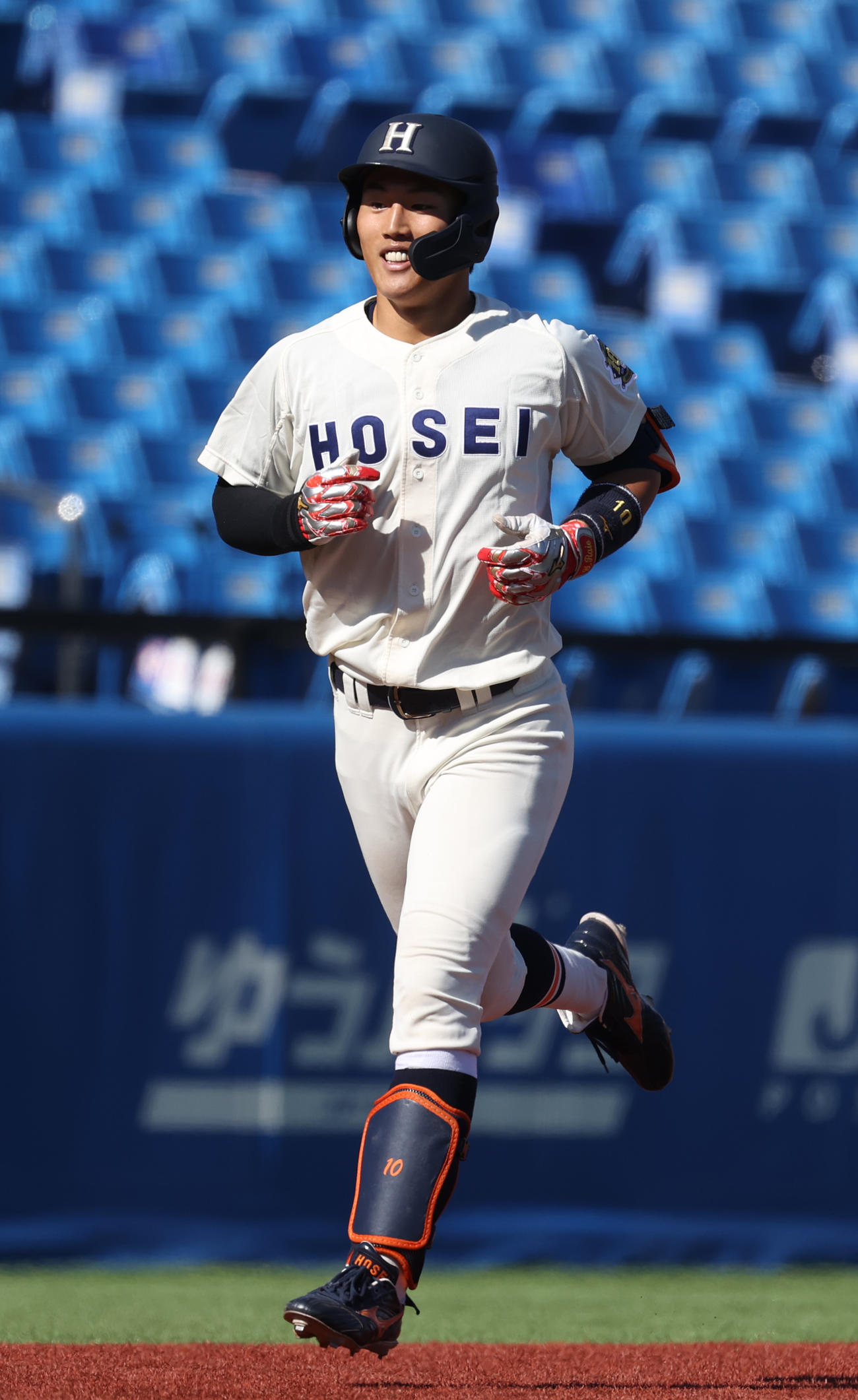 慶大対法大　3回裏法大2死、山田は左越えに本塁打を放ち生還する（撮影・柴田隆二）