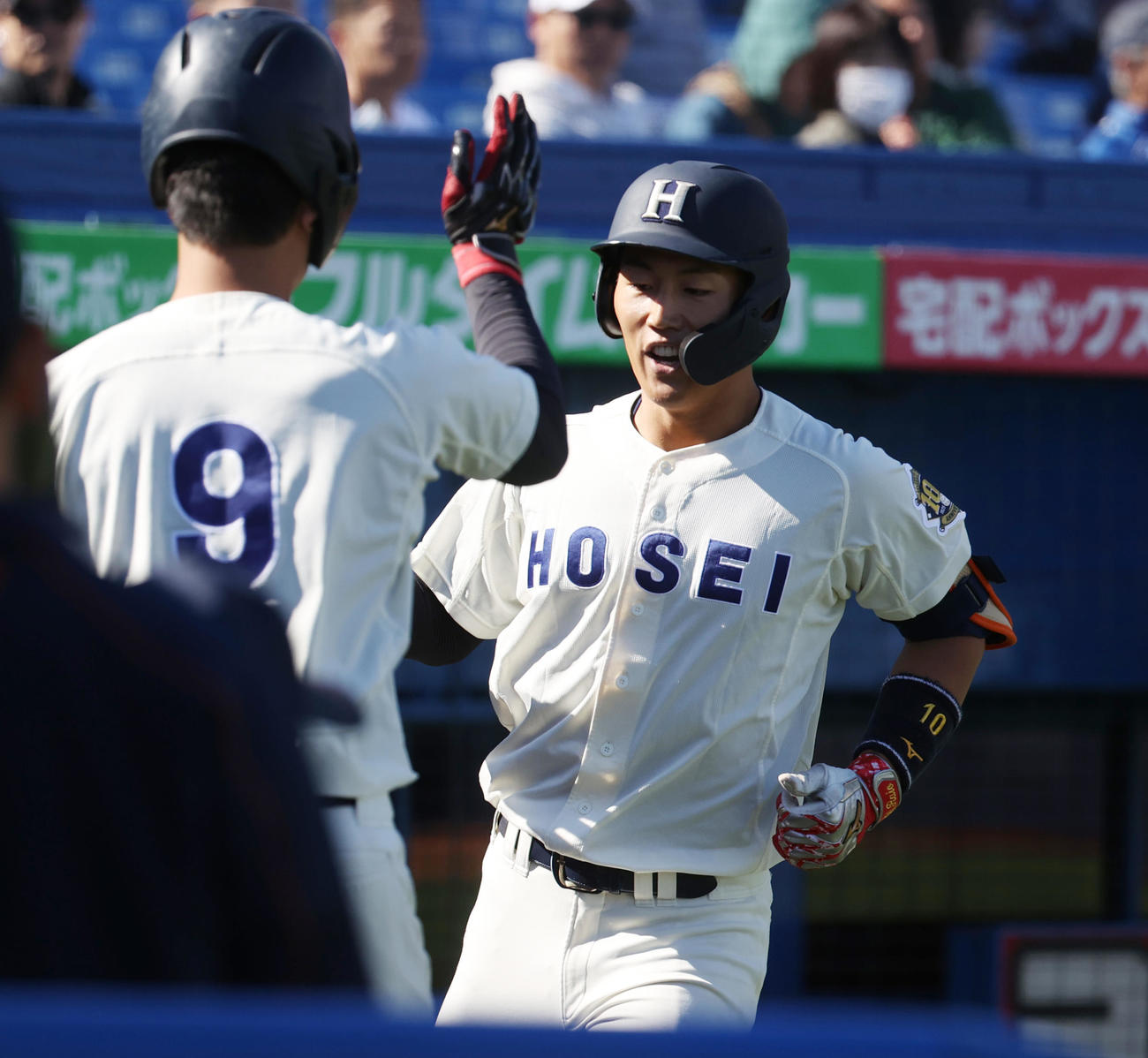慶大対法大　3回裏法大2死、山田は左越えに本塁打を放ち生還する（撮影・柴田隆二）
