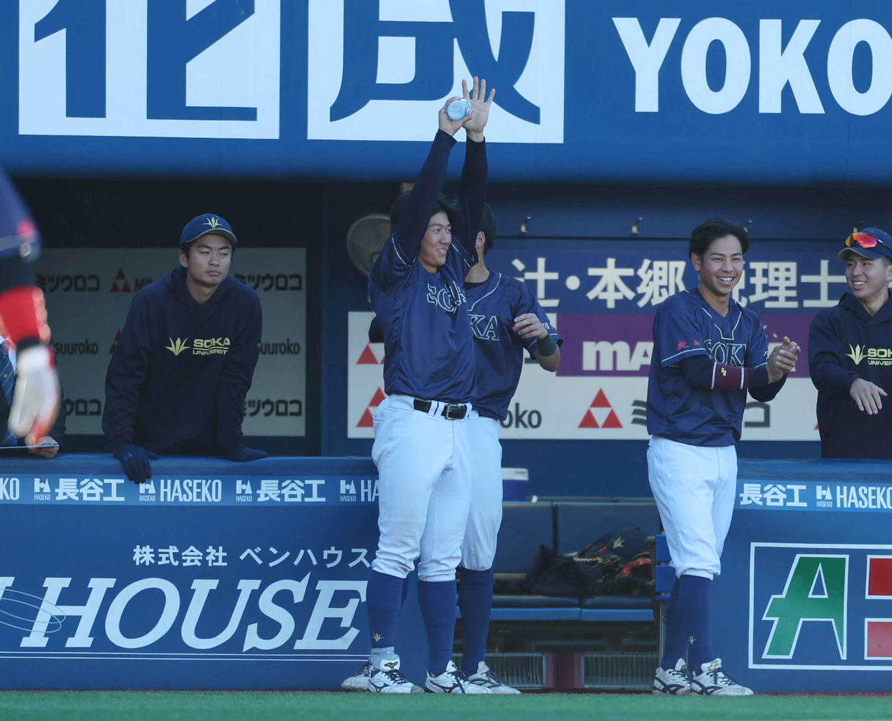 価大対上武大　3回表創価大2死一、二塁、山田修の適時二塁打に喜ぶ立石（中央）（撮影・増田悦実）