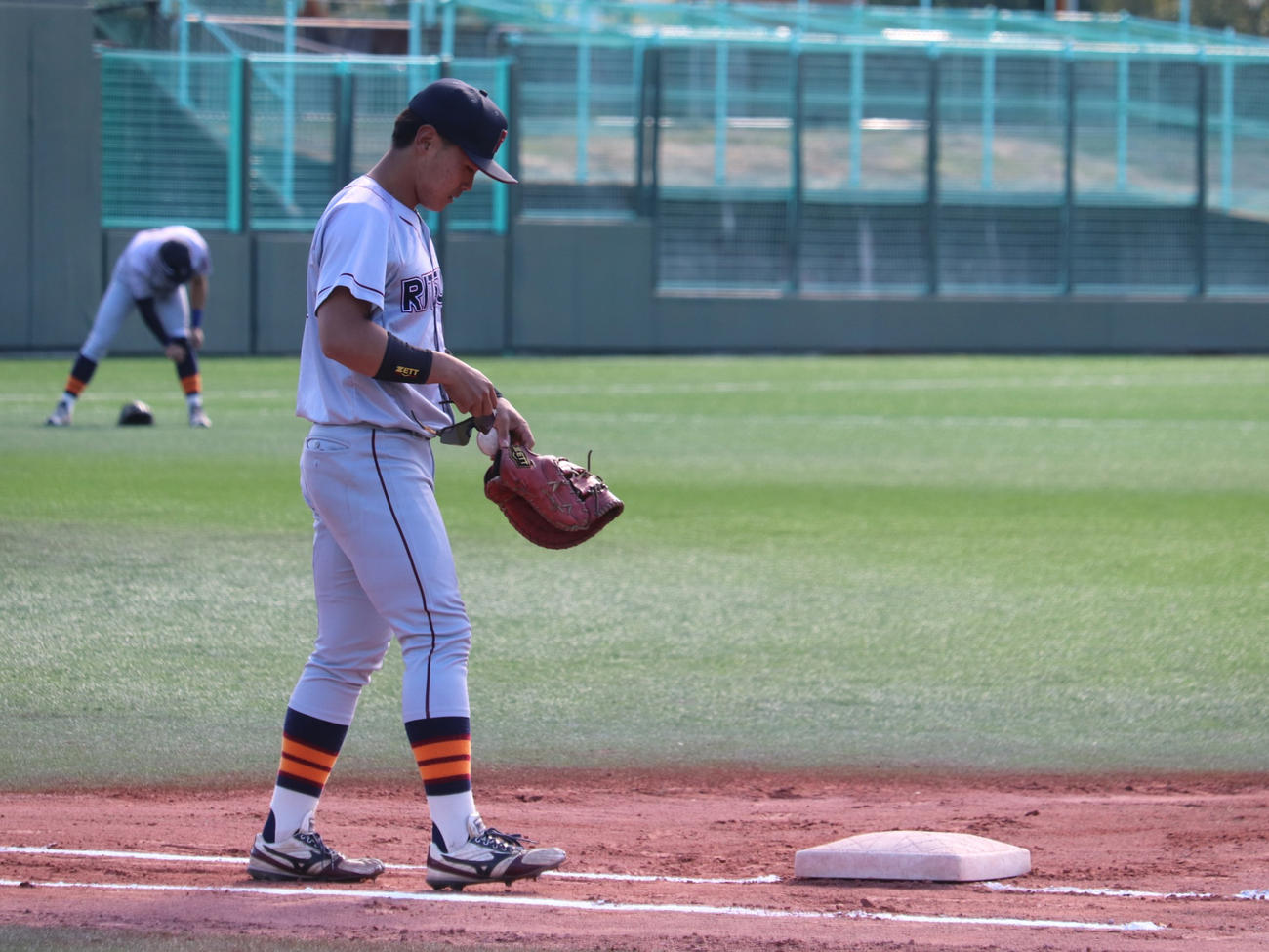 関西地区大学野球選手権　敗者復活戦　奈良学園大対立命大　グラウンドや審判に「お願いします」と告げてから一塁守備につく立命大の角井（撮影・中島麗）
