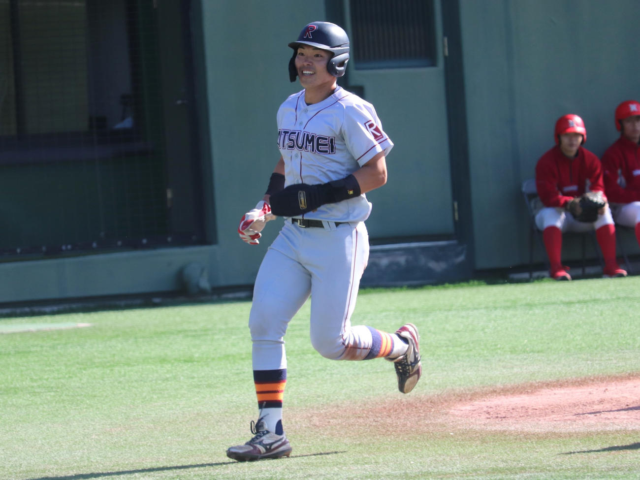 奈良学園大対立命大　2回1死二塁で立命大7番の福井の左前適時打で二塁から本塁に生還した角井（撮影・中島麗）