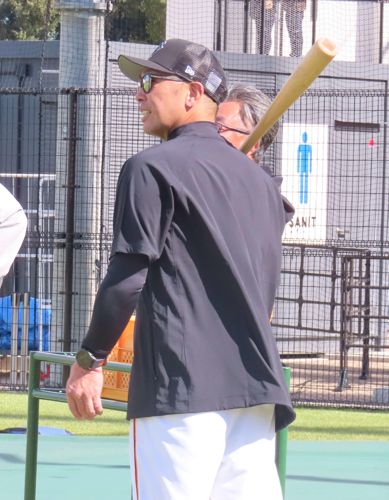 ノックを打つ巨人阿部監督（撮影・水谷京裕）