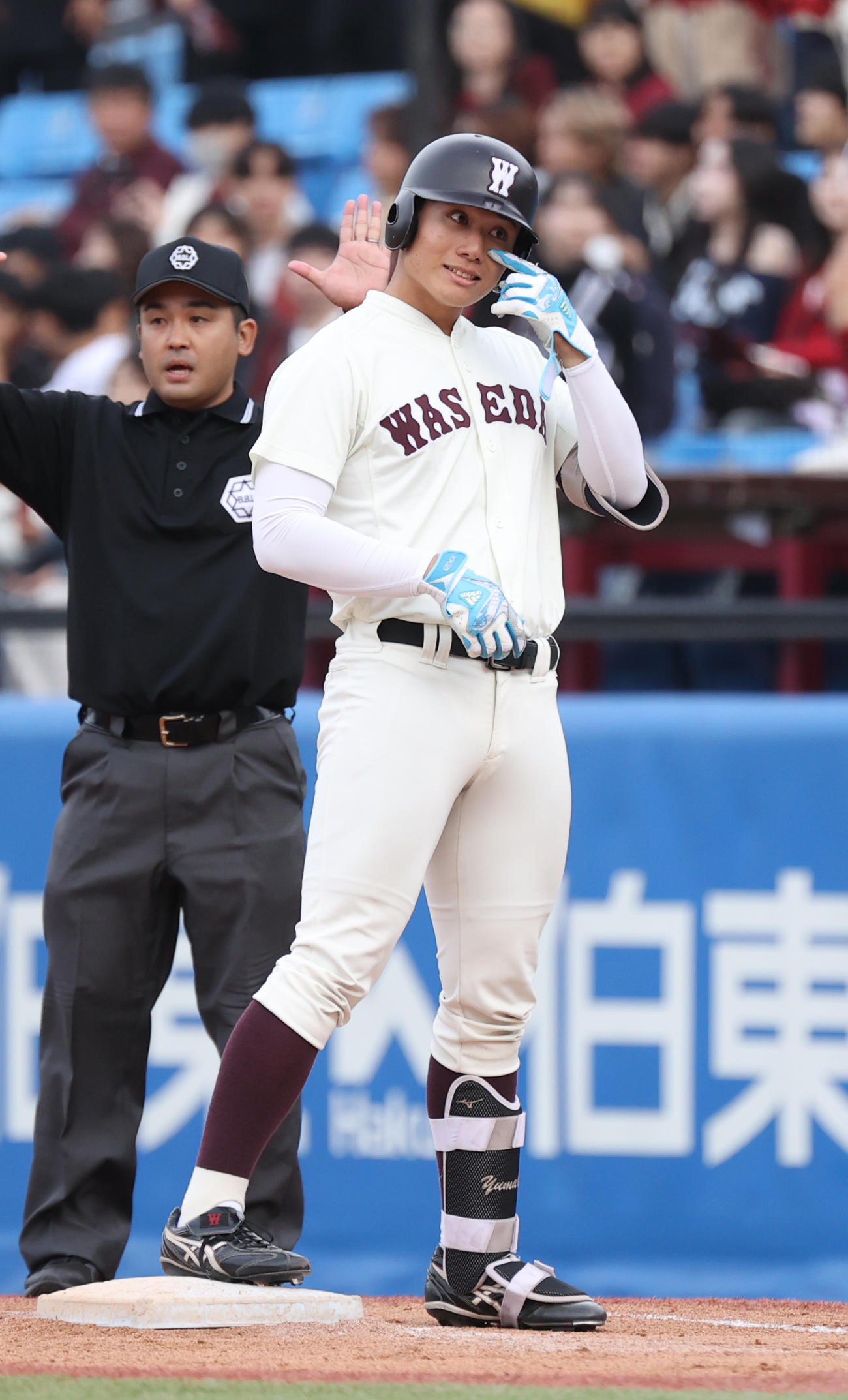慶大対早大　8回裏早大2死、代打・清宮は右前安打を放ち涙を浮かべる（撮影・柴田隆二）