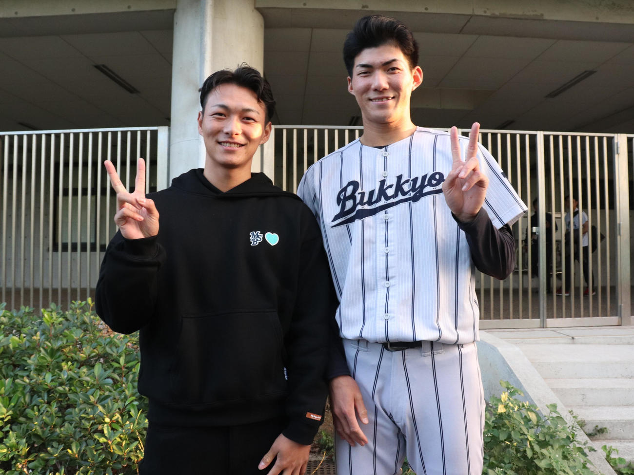 2番手で登板した、広島ドラフト5位の佛教大・赤木の応援に駆けつけた、親友で楽天ドラフト1位の花園大・藤原（撮影・中島麗）