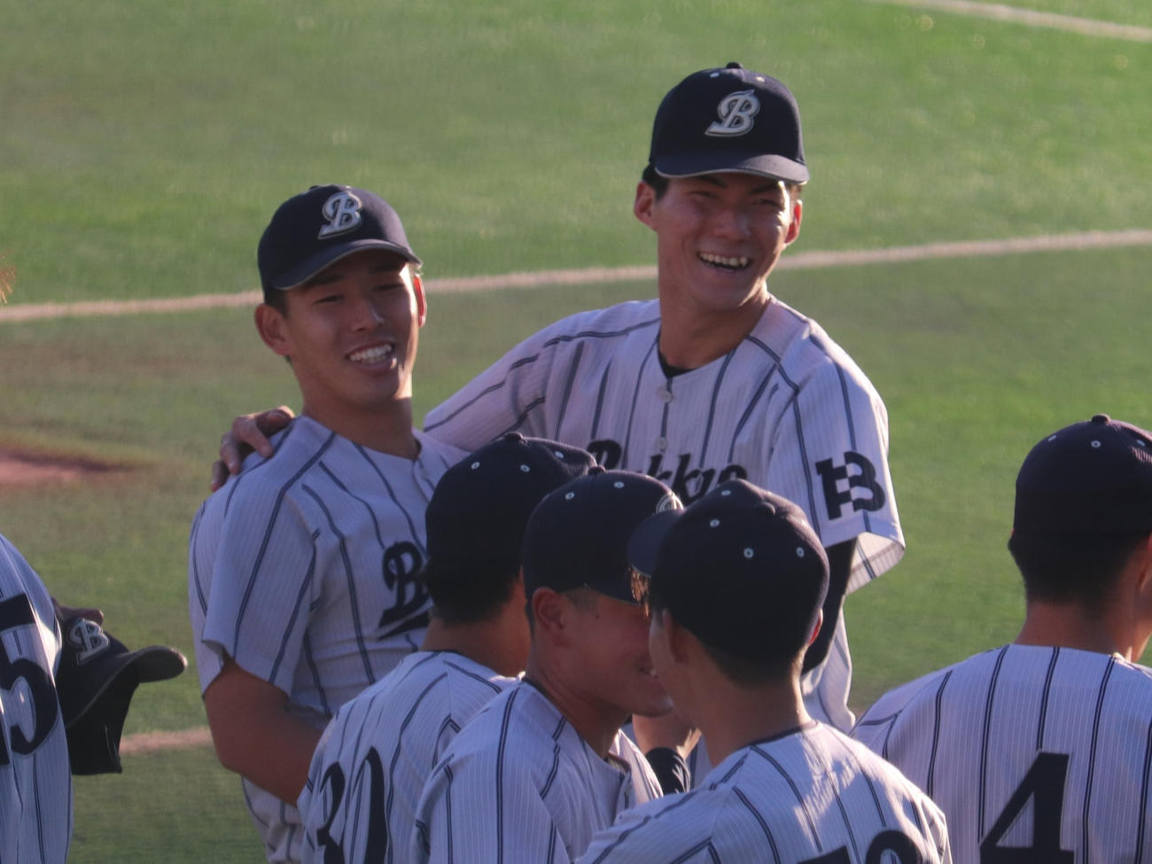 第1代表決定戦　京産大対佛教大　2年連続で神宮の切符をつかんだ佛教大は、広島ドラフト5位で2番手・赤木（右）が先発・野村（左）の好投をねぎらう（撮影・中島麗）