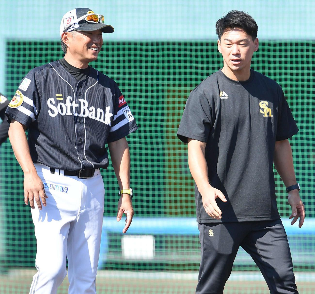 長谷川R＆D担当（右）と笑顔で話す小久保監督（2023年11月3日撮影）