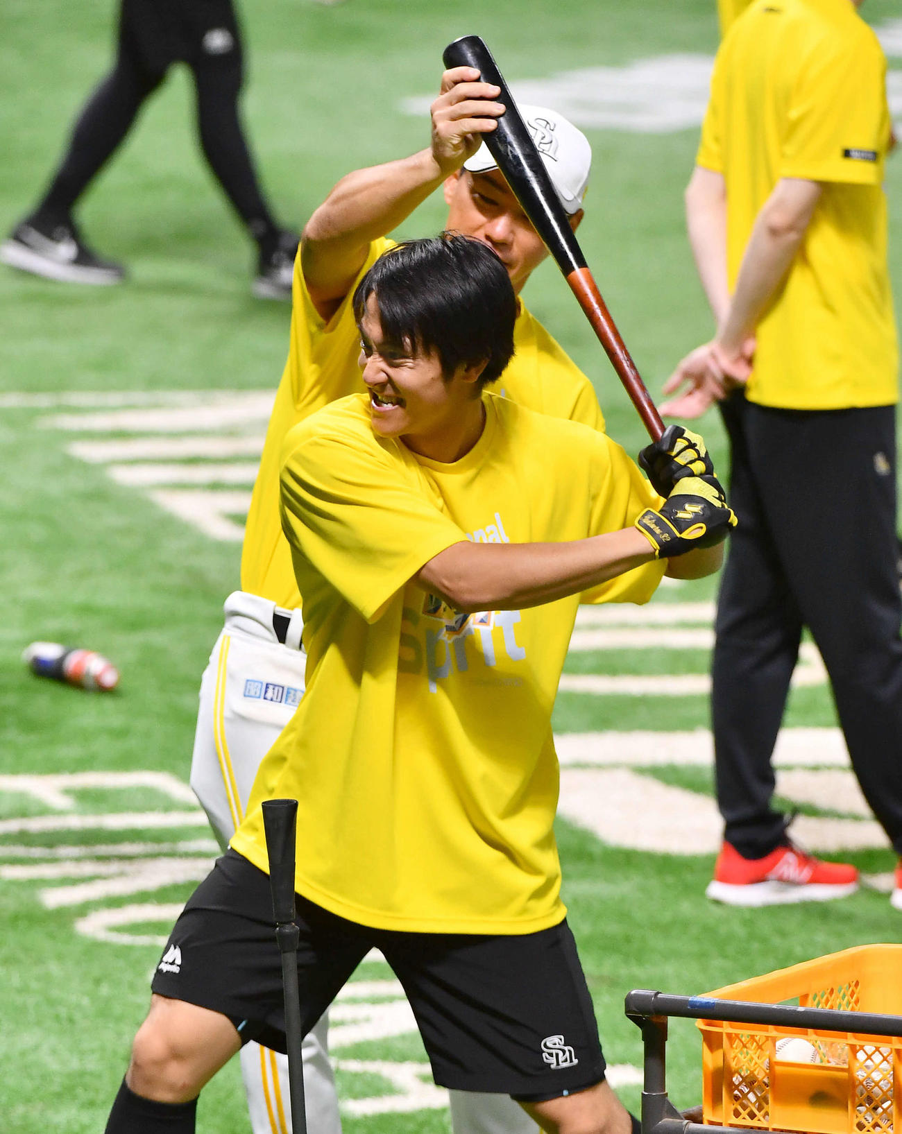 ソフトバンク対オリックス　試合前、長谷川スキルコーチ（奥）の指導を受ける柳町（撮影・岩下翔太）