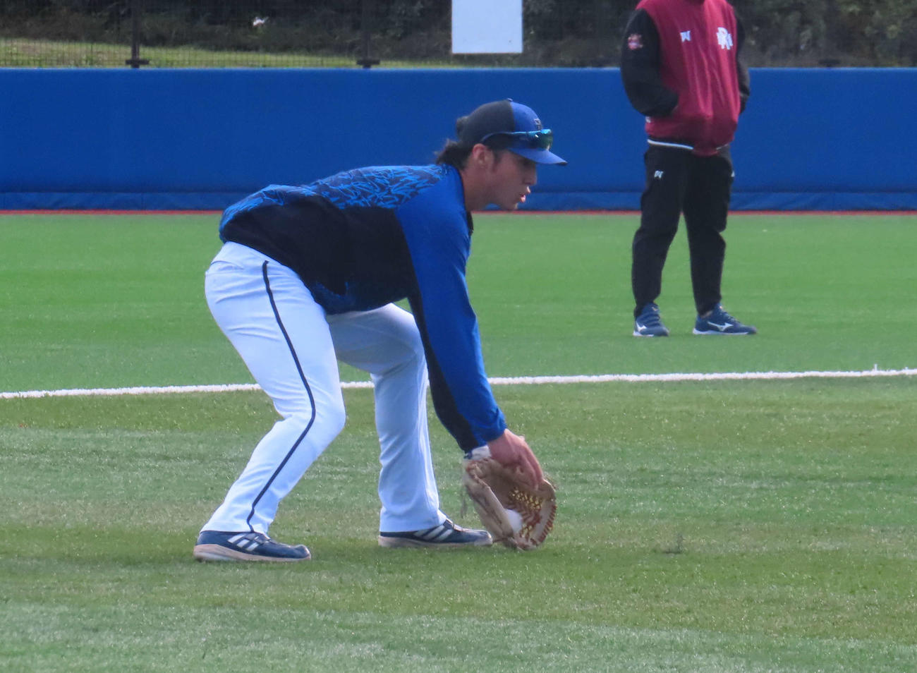 三塁守備位置でノックを受けるDeNA度会（撮影・山本佳央）