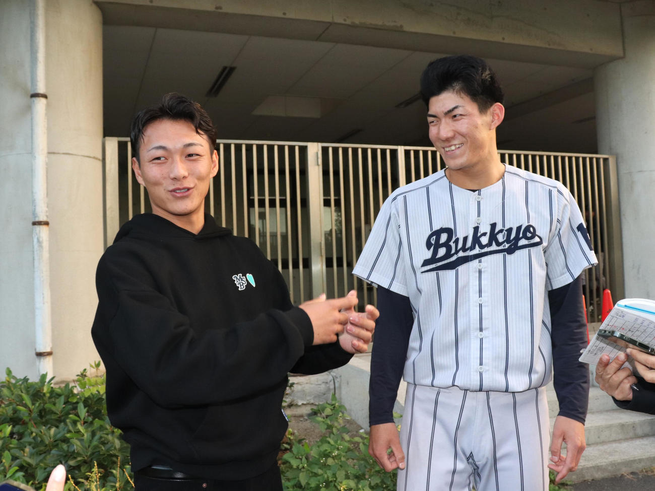2番手で登板した、広島ドラフト5位の佛教大・赤木の応援に駆けつけた、親友で楽天ドラフト1位の花園大・藤原（撮影・中島麗）