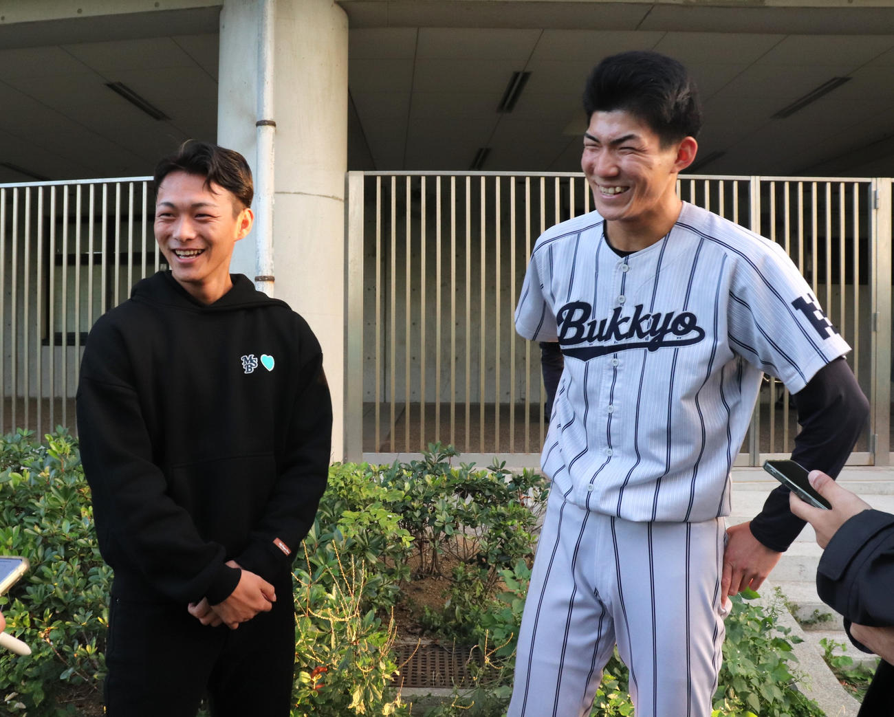 2番手で登板した、広島ドラフト5位の佛教大・赤木の応援に駆けつけた、親友で楽天ドラフト1位の花園大・藤原（撮影・中島麗）