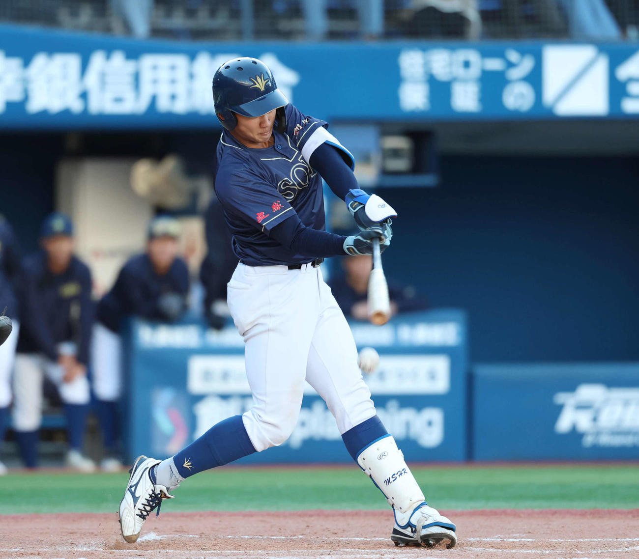 創価大対上武大　7回表創価大2死満塁、適時内野安打を放つ立石（撮影・増田悦実）