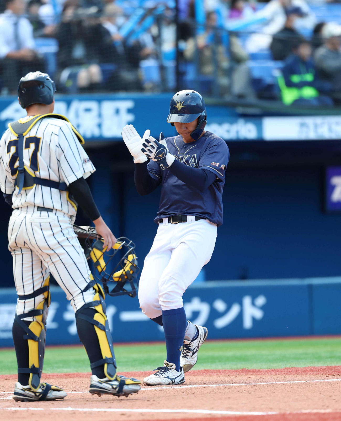 創価大対上武大　1回表創価大2死一、三塁、山田琉の適時二塁打で生還する立石（撮影・増田悦実）