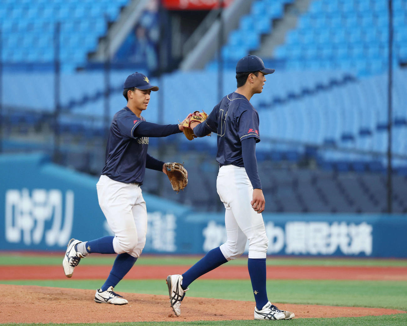 創価大対上武大勝利しタッチを交わす創価大・立石（左）と山崎（撮影・増田悦実）