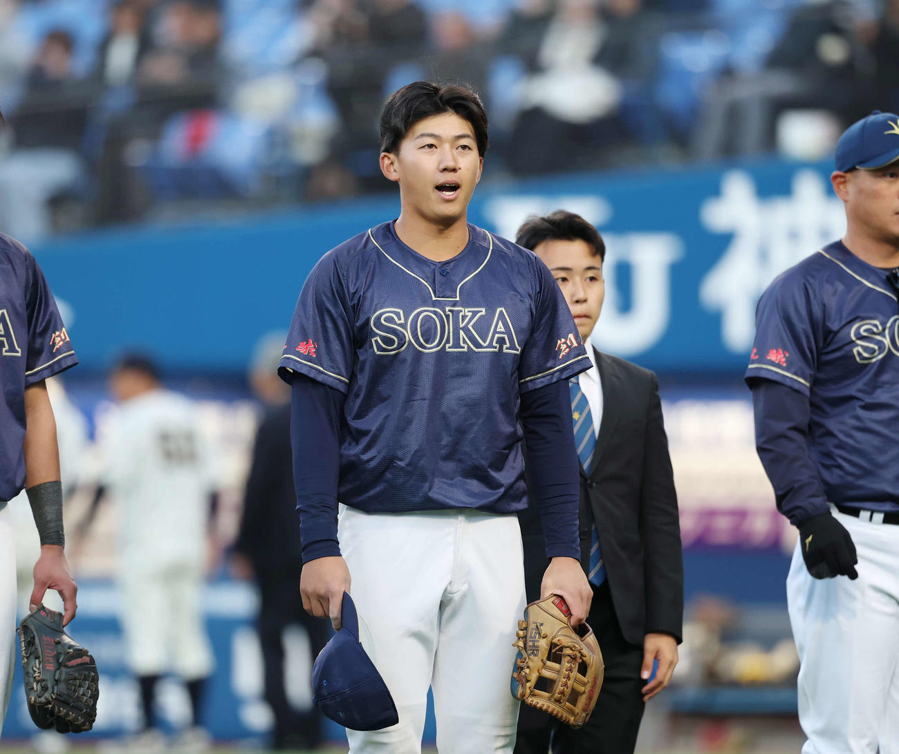 創価大対上武大勝利し応援席にあいさつをする創価大・立石（撮影・増田悦実）