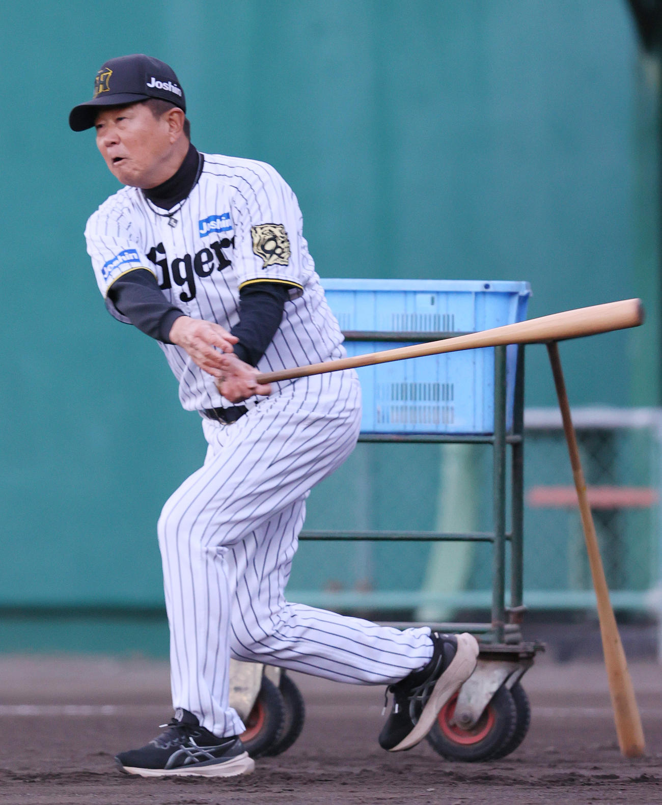 サブグラウンドでノックする阪神平田2軍監督（撮影・上山淳一）
