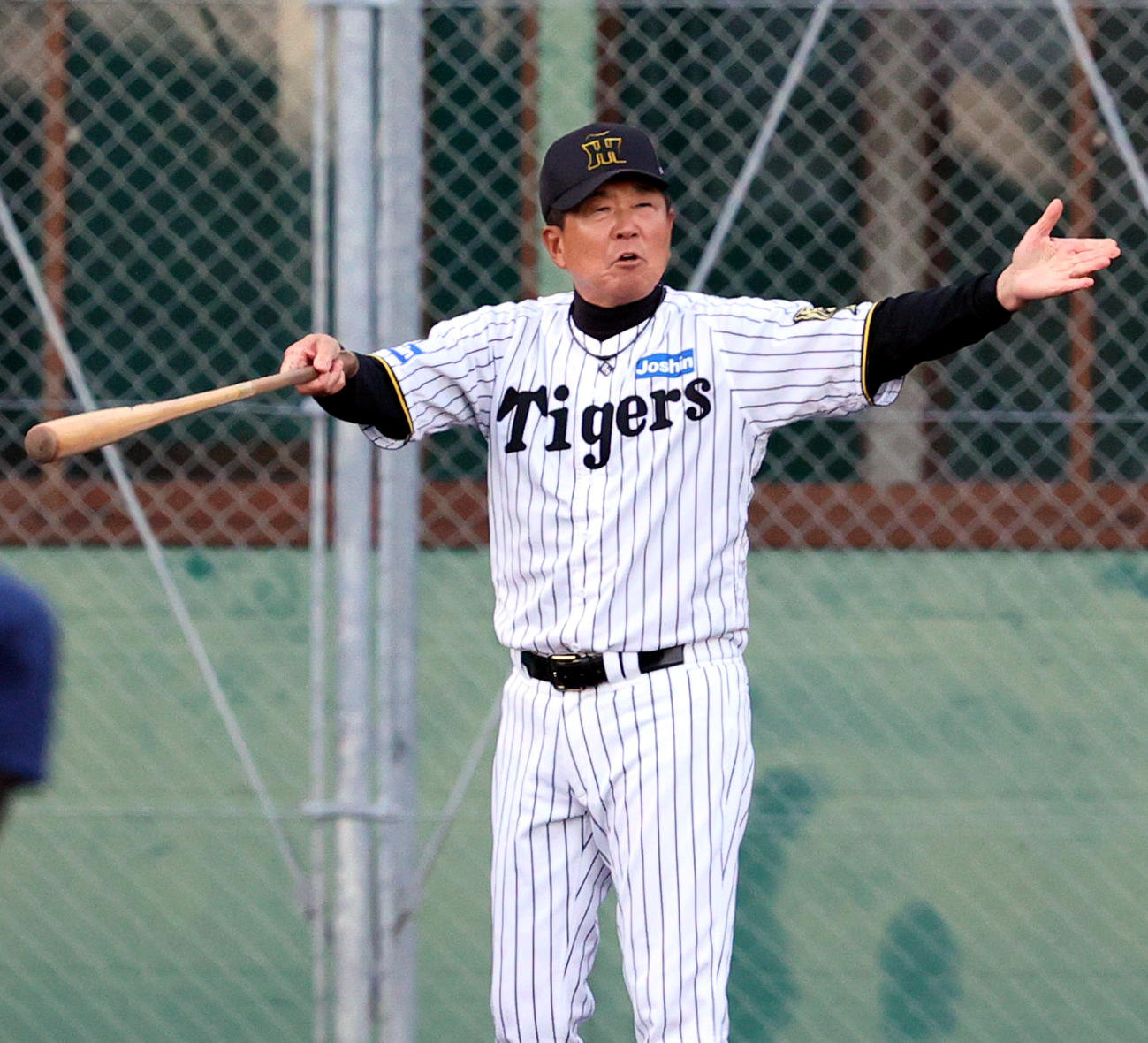 サブグラウンドでノックする阪神平田2軍監督（撮影・上山淳一）