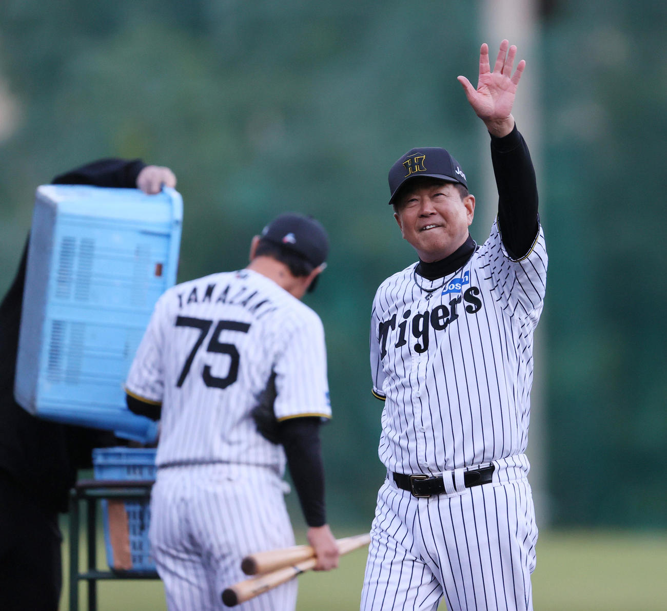 特守ノックを終えファンの声援に応える阪神平田2軍監督（撮影・上山淳一）