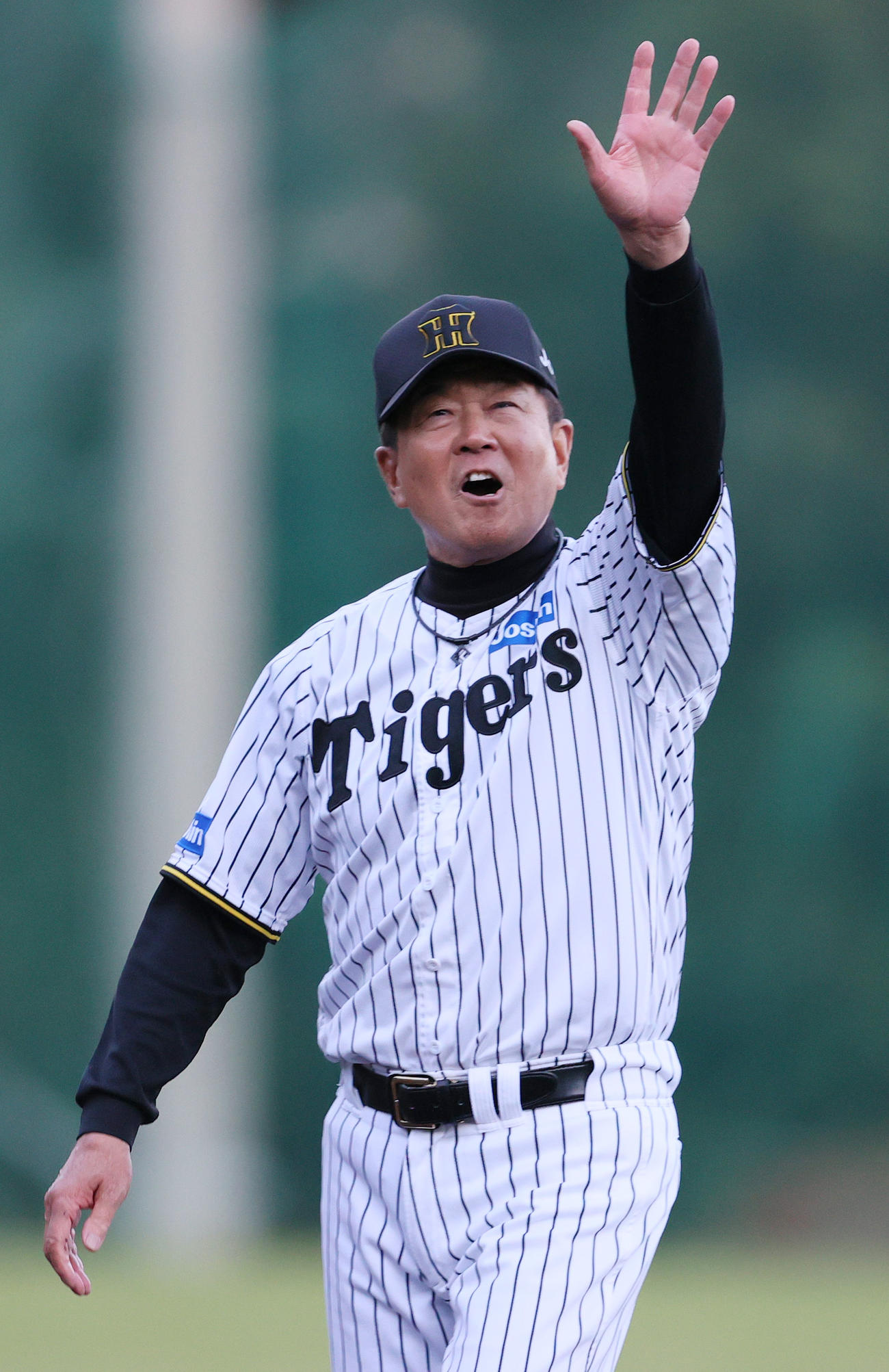 特守ノックを終えファンの声援に応える阪神平田2軍監督（撮影・上山淳一）