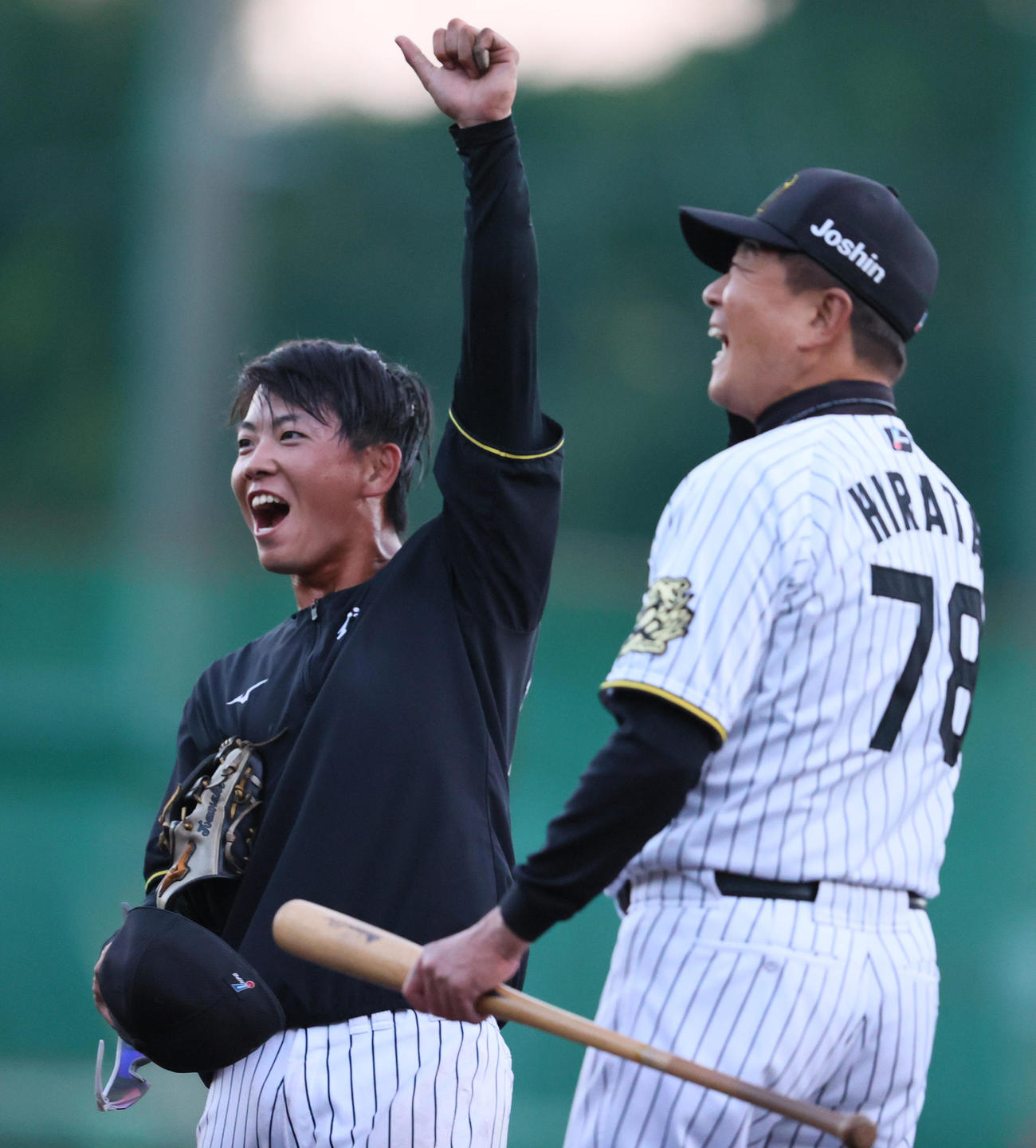 阪神川崎（左）は平田2軍監督にじゃんけんで勝利しガッツポーズ（撮影・上山淳一）