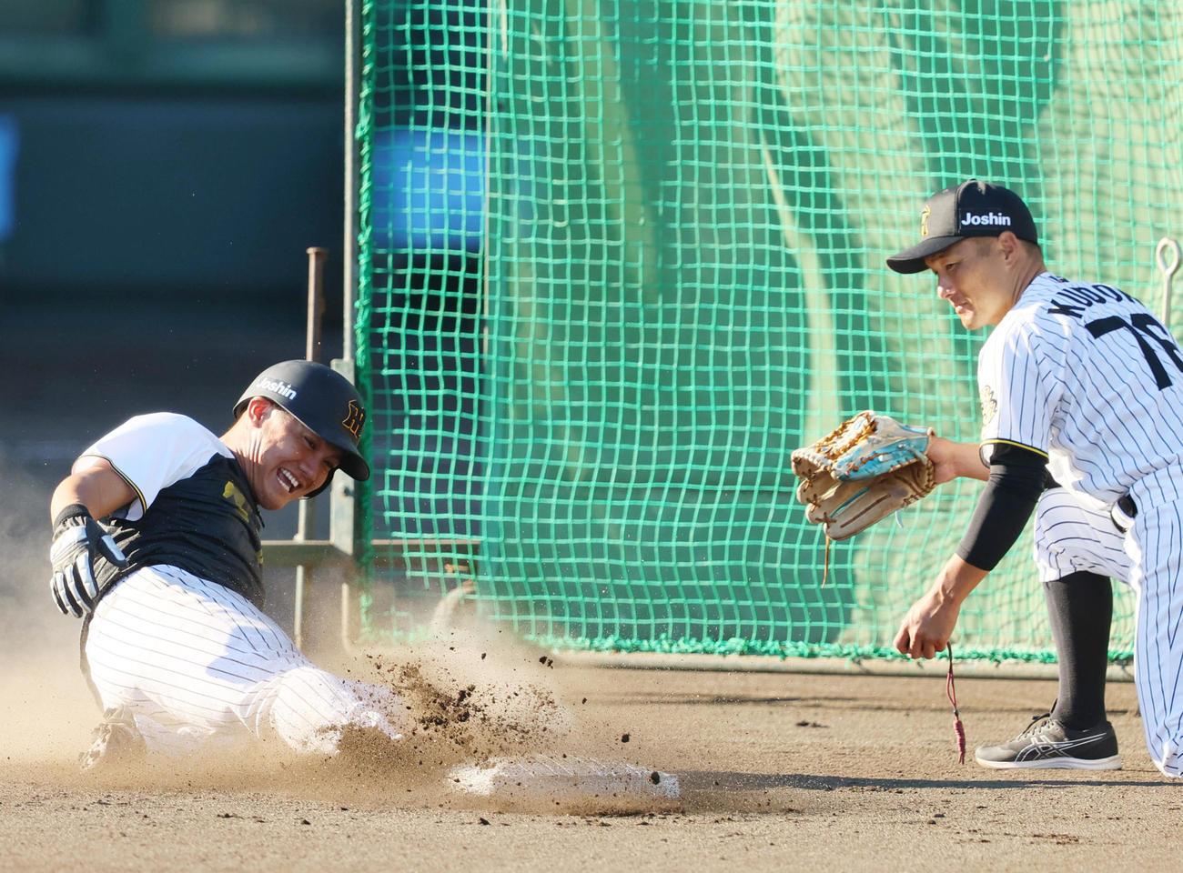 走塁練習する阪神西、右は工藤2軍外野守備走塁コーチ（撮影・上山淳一）