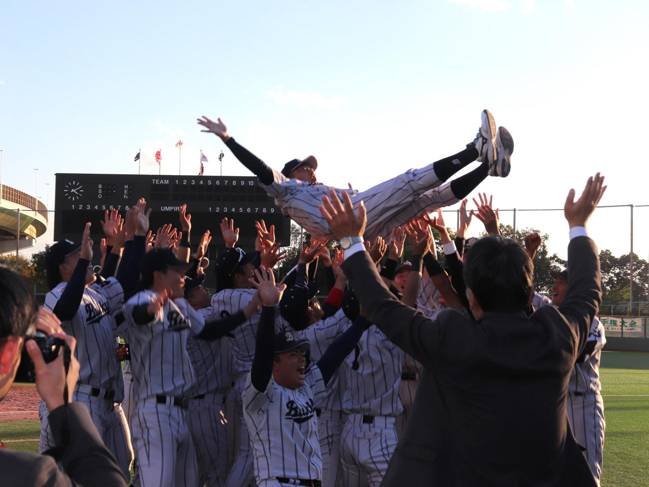 2年連続で神宮への切符をつかみ、宙に舞った佛教大・国友監督（撮影・中島麗）