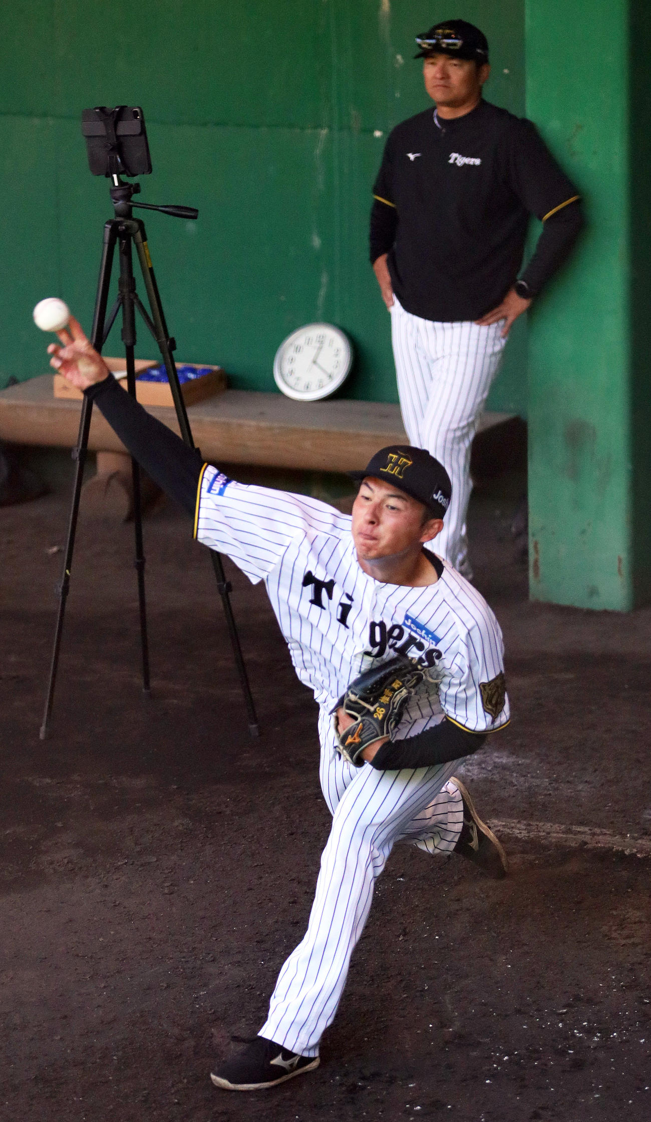 ブルペンで投球する阪神椎葉。後方は久保田2軍投手チーフコーチ（撮影・上山淳一）