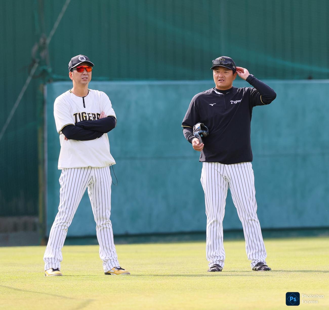 安芸入りした阪神藤川監督（左）は久保田2軍投手チーフコーチと話す（撮影・上山淳一）