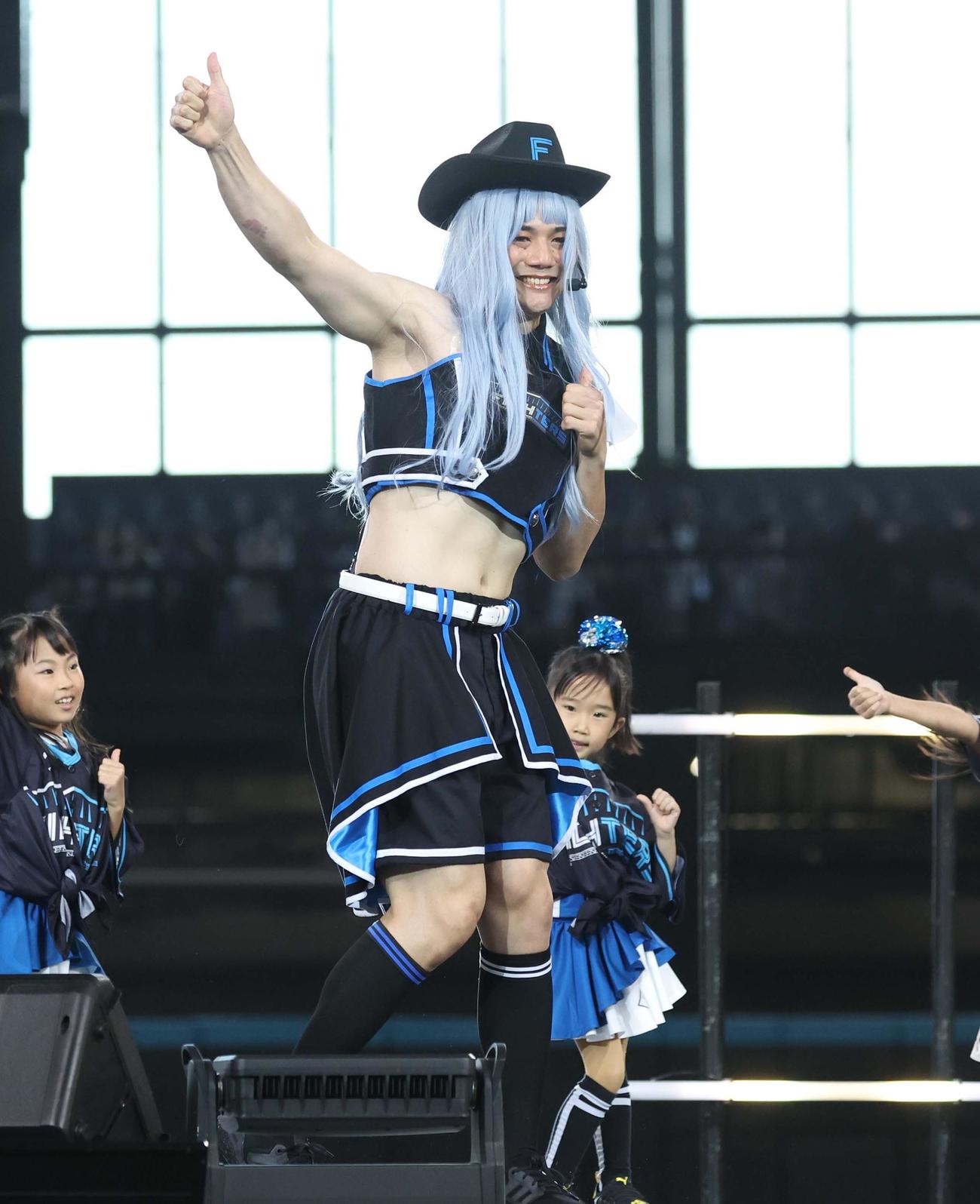 ファイターズガールの衣装で踊る「清宮フレンズ」のリーダー清宮幸（2024年11月撮影）