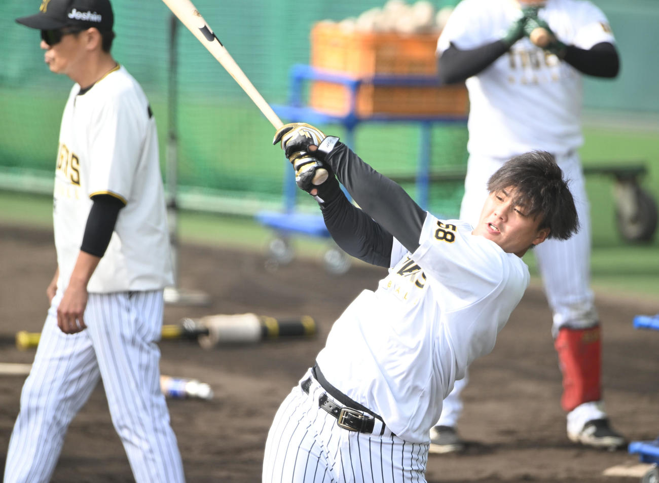 ロングティーを行う阪神前川、左は藤本コーチ（撮影・和賀正仁）