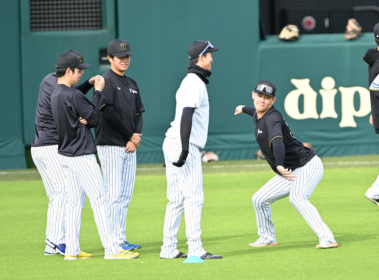 練習前、形態模写で周囲を笑わせる阪神及川（右）（撮影・和賀正仁）
