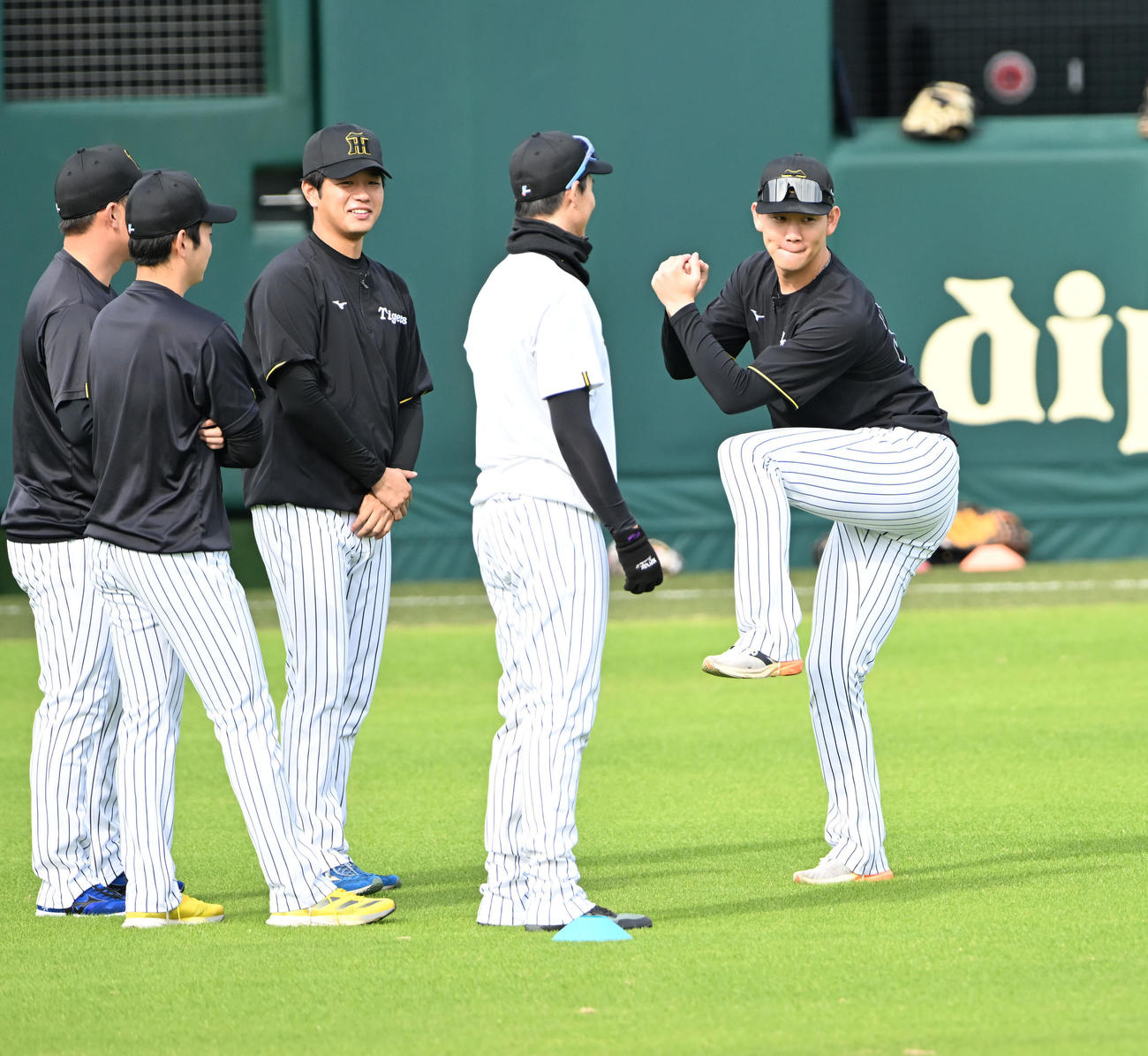 練習前、形態模写で周囲を笑わせる阪神及川（右）（撮影・和賀正仁）