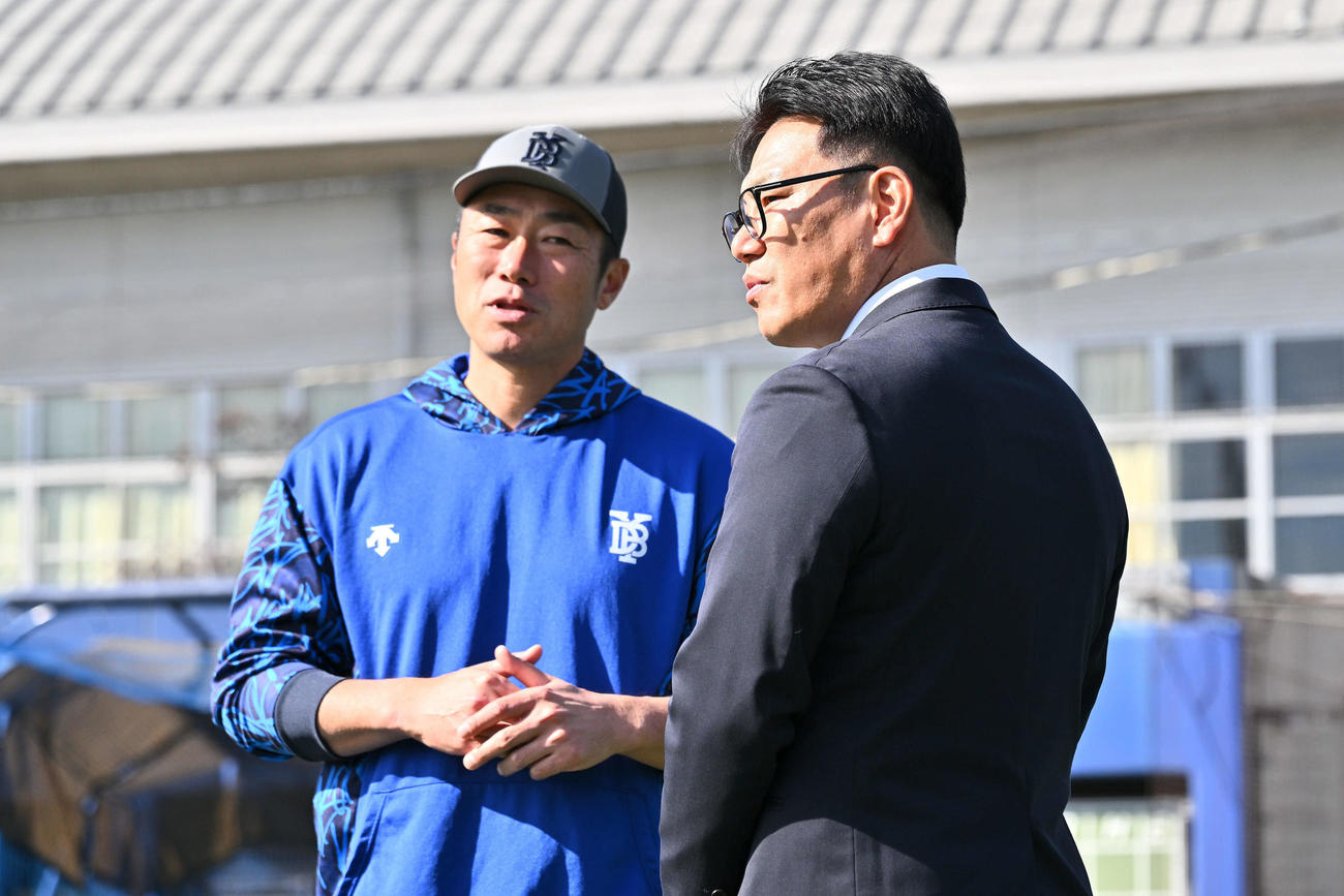 視察に訪れた侍ジャパン井端監督（手前）はDeNA相川新監督と話す（撮影・滝沢徹郎）
