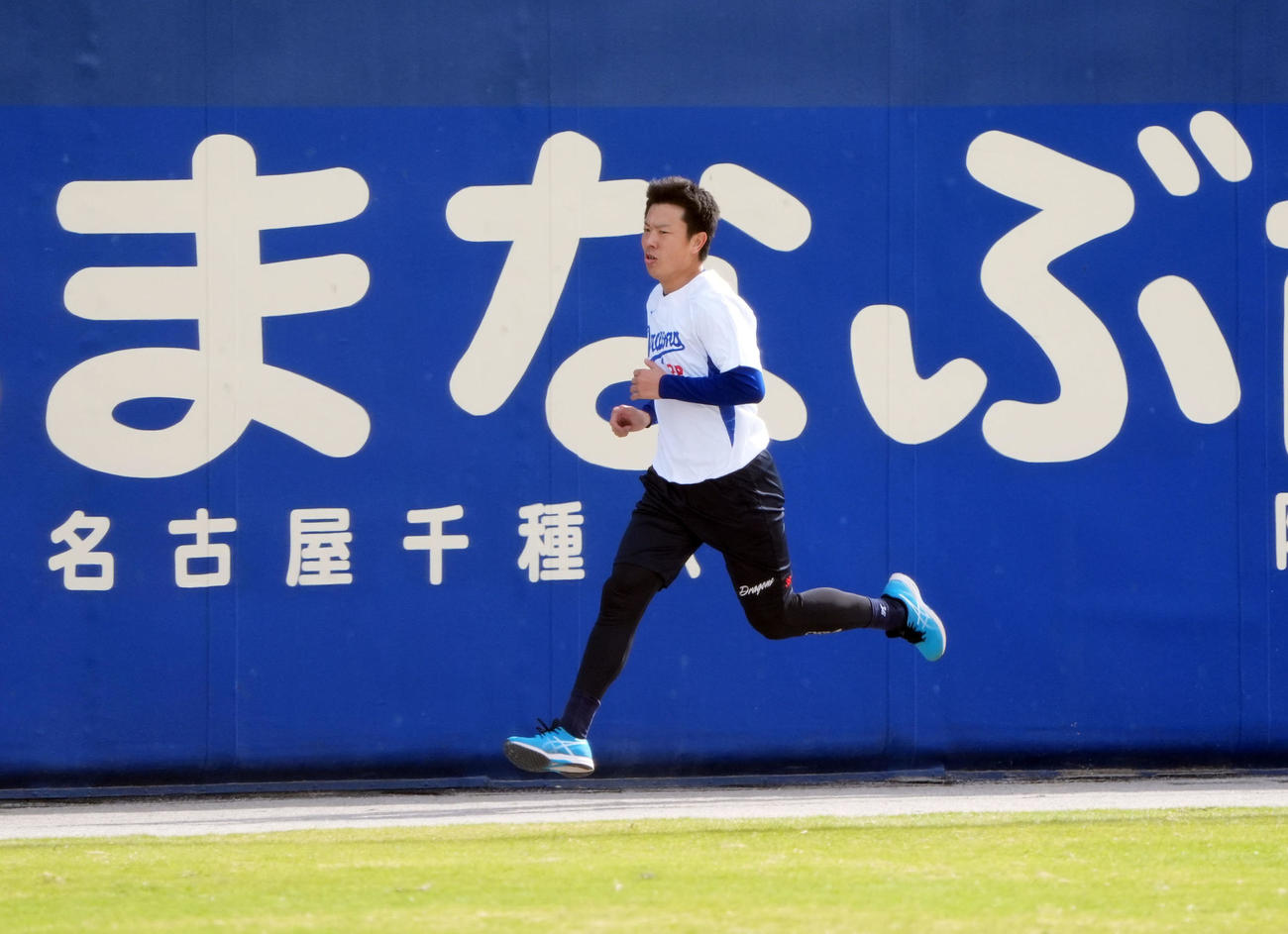 ランニングをする松葉（撮影・森本幸一）