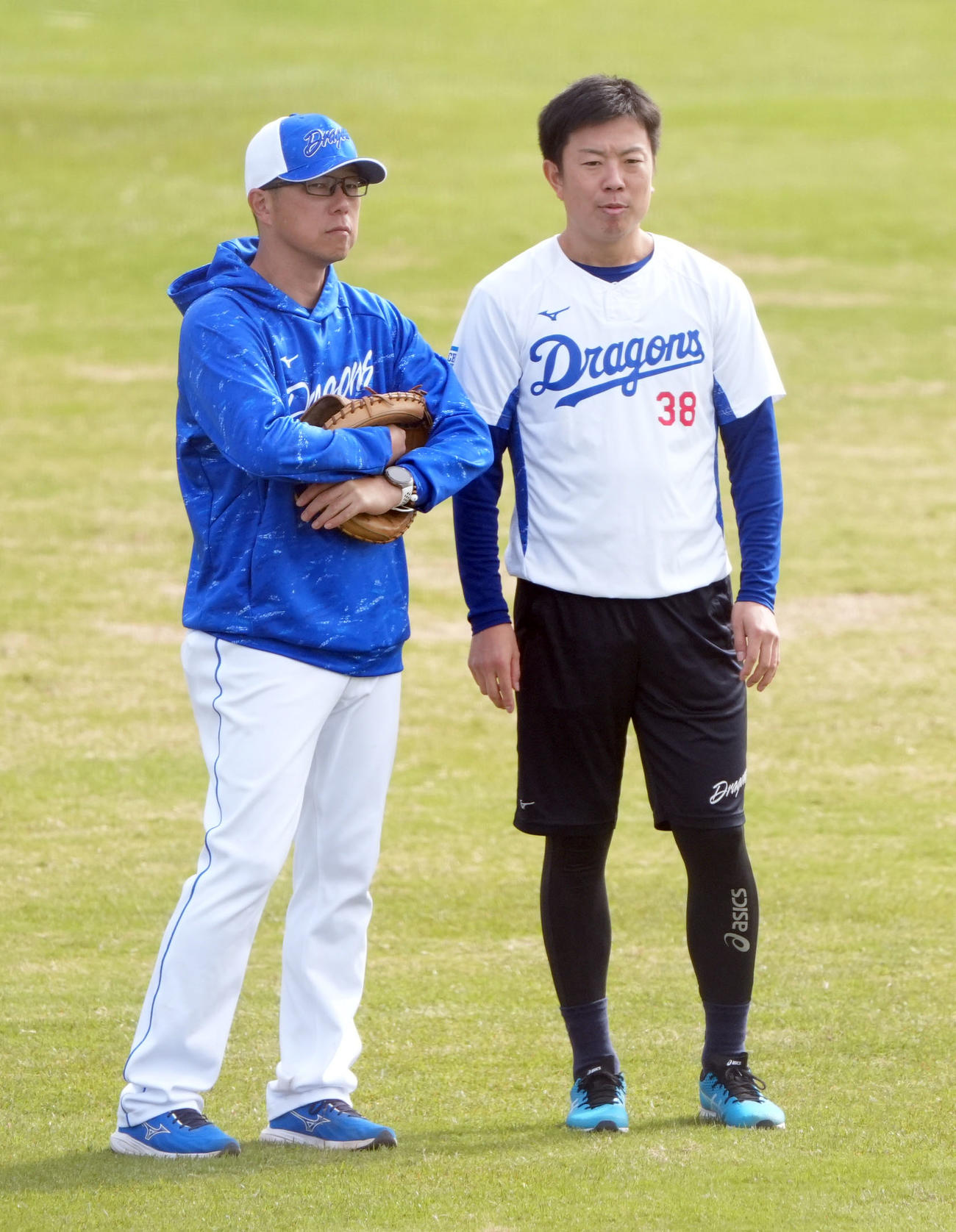 前田バッテリーコーチ（左）と言葉を交わす松葉（撮影・森本幸一）
