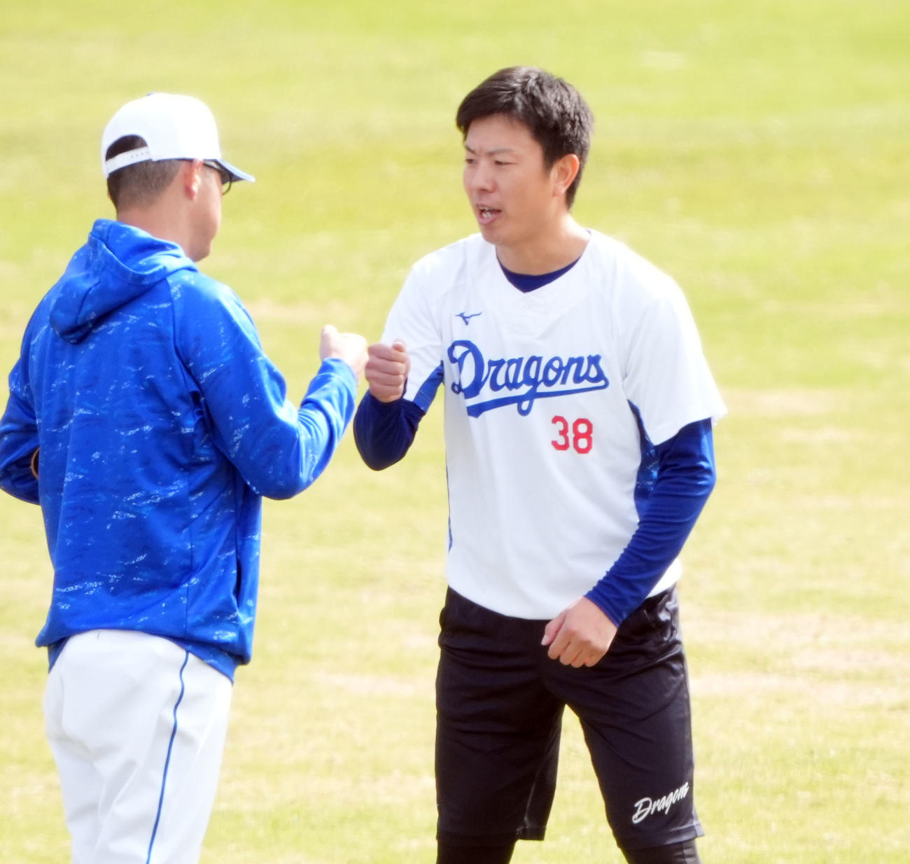 前田バッテリーコーチ（左）と言葉を交わす松葉（撮影・森本幸一）