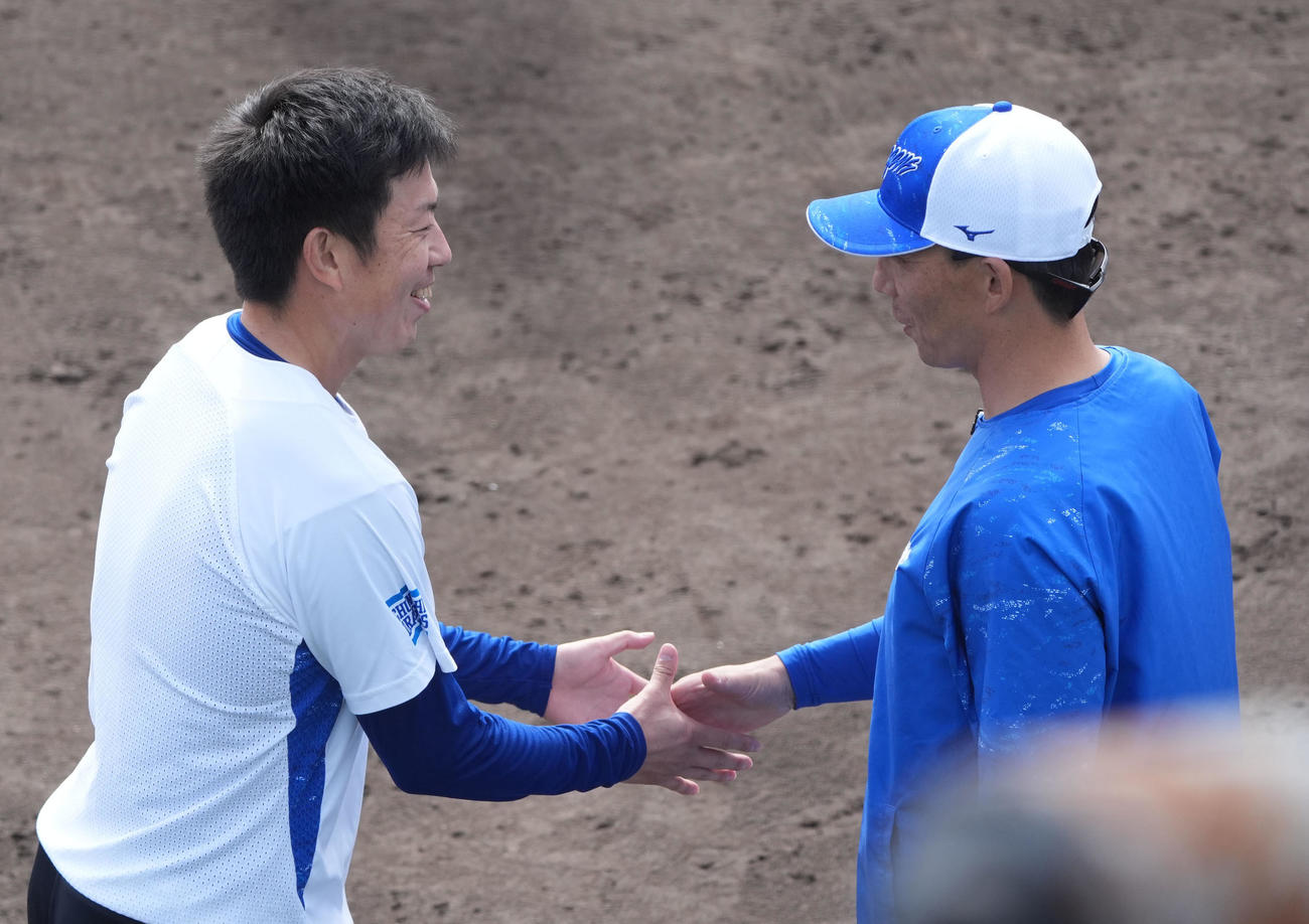 嶋ヘッドコーチ（右）と言葉を交わす松葉（撮影・森本幸一）