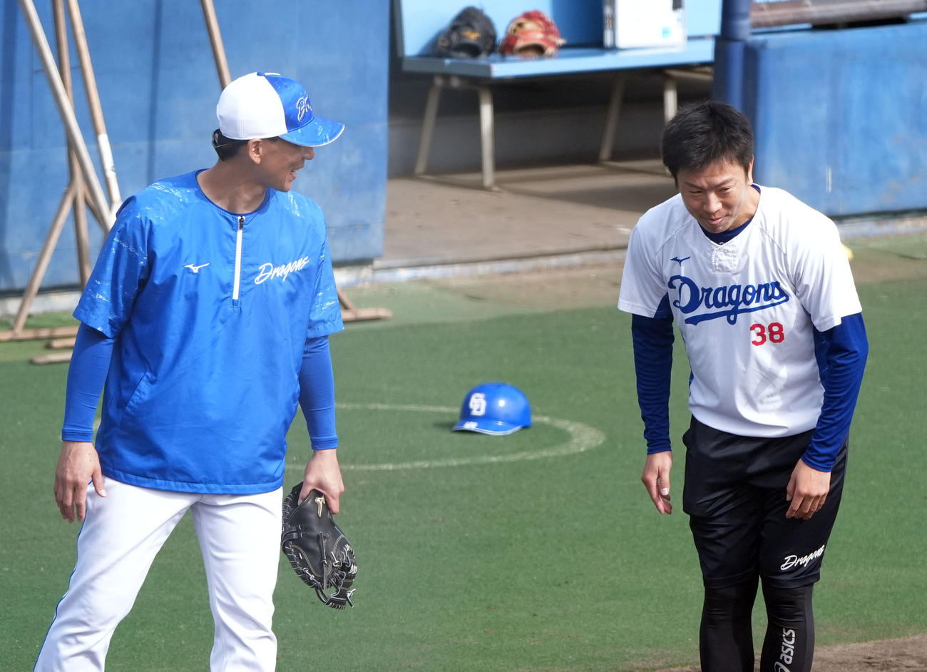 嶋ヘッドコーチ（左）とあいさつを交わす松葉（撮影・森本幸一）