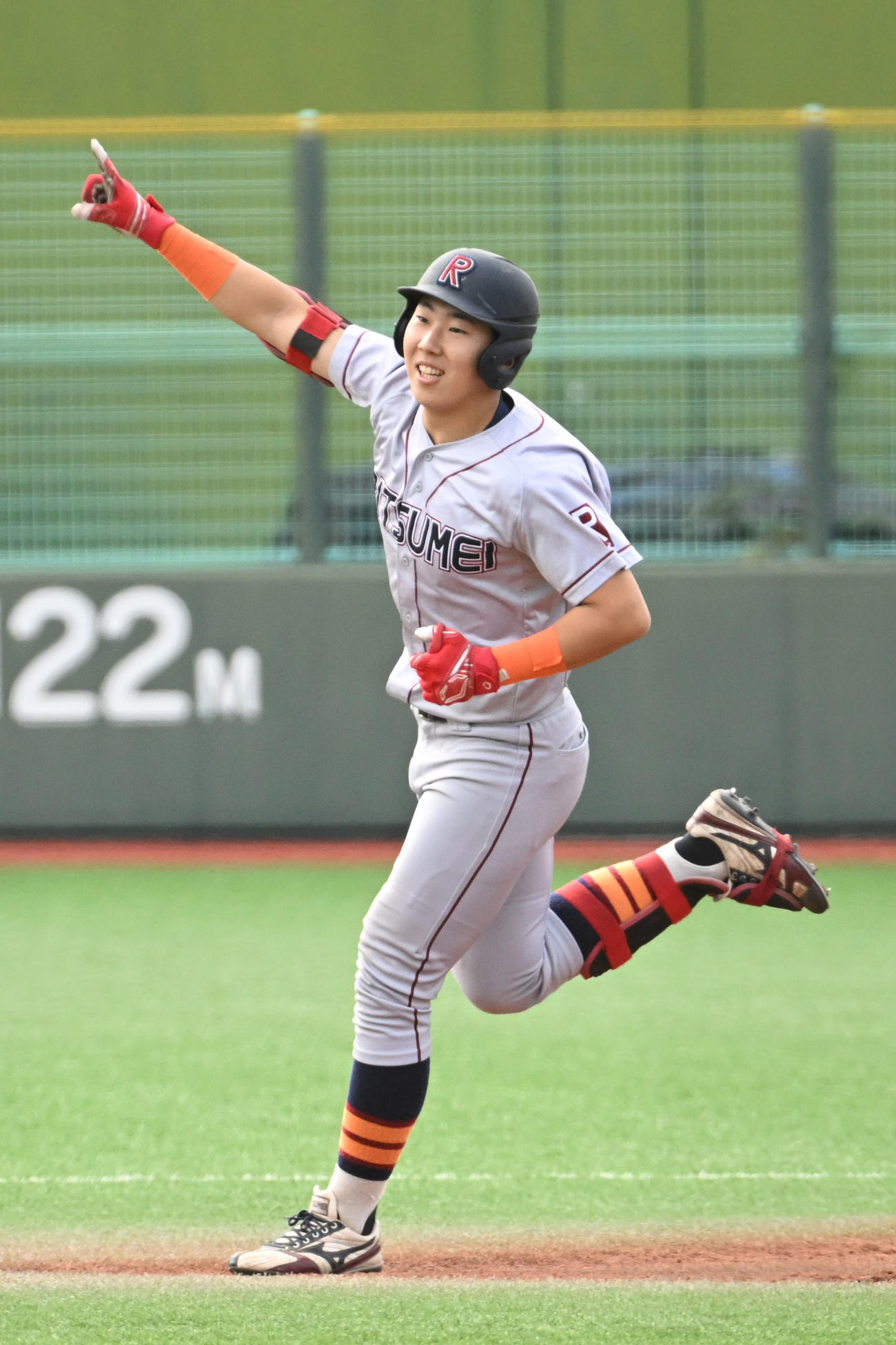 第2代表決定戦　立命大対京産大　1回表立命大無死、坂下は右越え本塁打を放つ（撮影・滝沢美穂子）