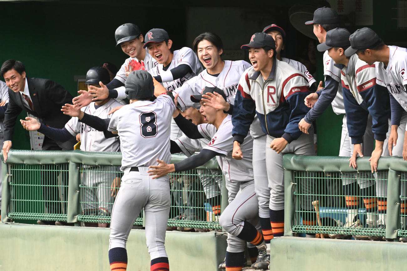 第2代表決定戦　立命大対京産大　1回表立命大無死、本塁打を放った坂下を笑顔で迎える立命大の選手たち（撮影・滝沢美穂子）