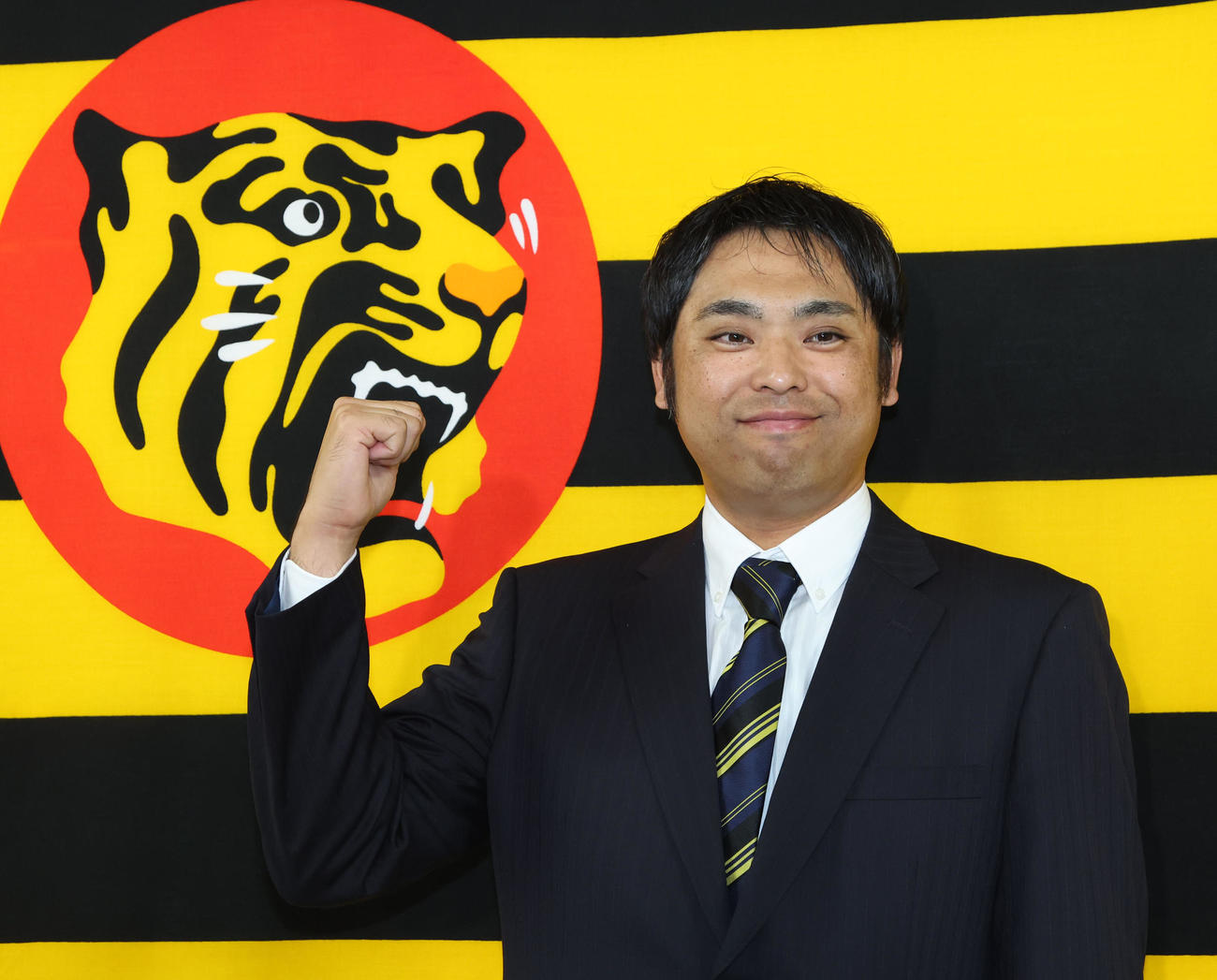 就任会見で桑原新投手コーチはガッツポーズ（撮影・西尾就之）