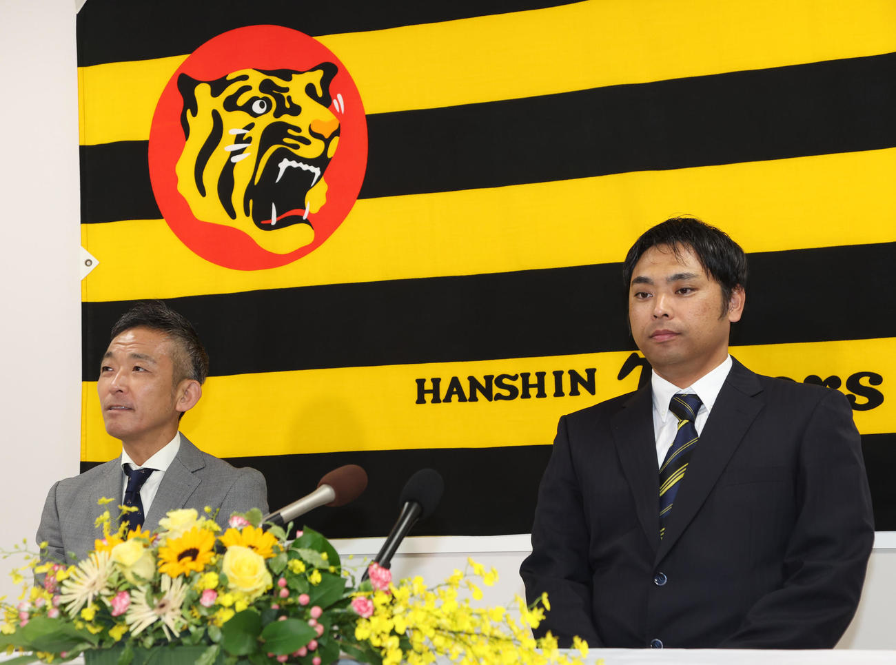 就任会見に臨んだ桑原新投手コーチ（右）。左は竹内球団副本部長（撮影・西尾就之）