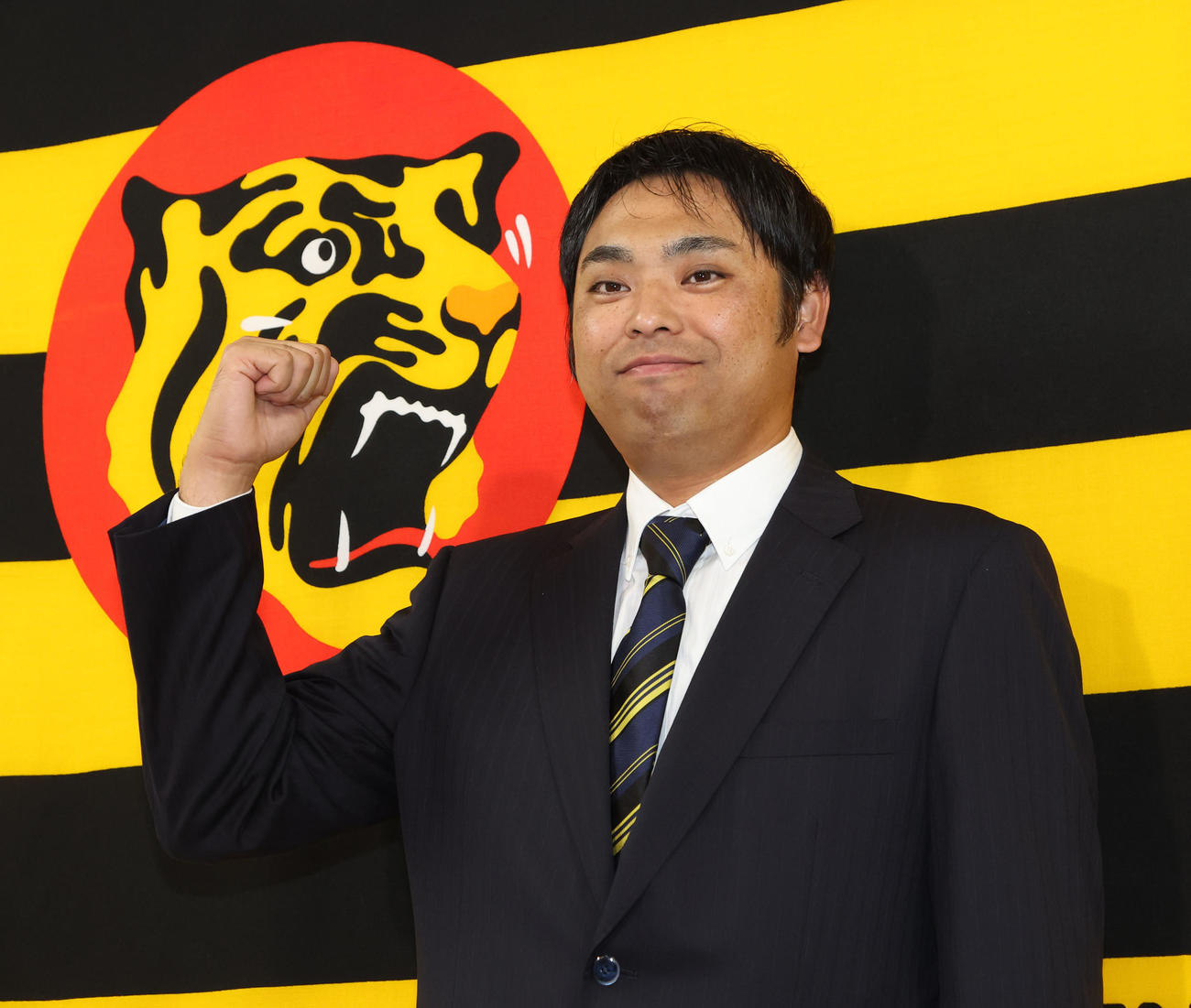 就任会見で桑原新投手コーチはガッツポーズ（撮影・西尾就之）
