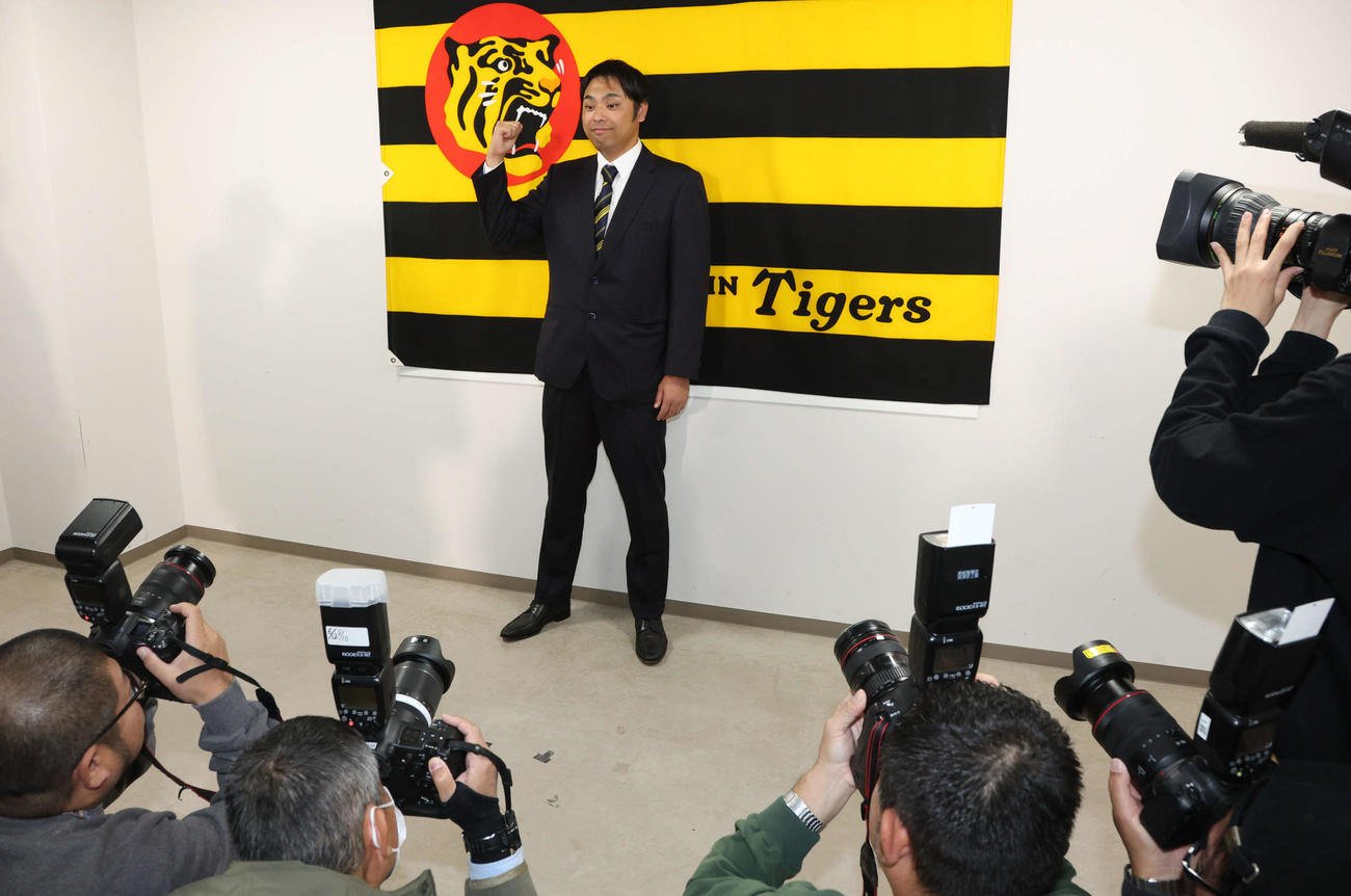就任会見で桑原新投手コーチはガッツポーズ（撮影・西尾就之）