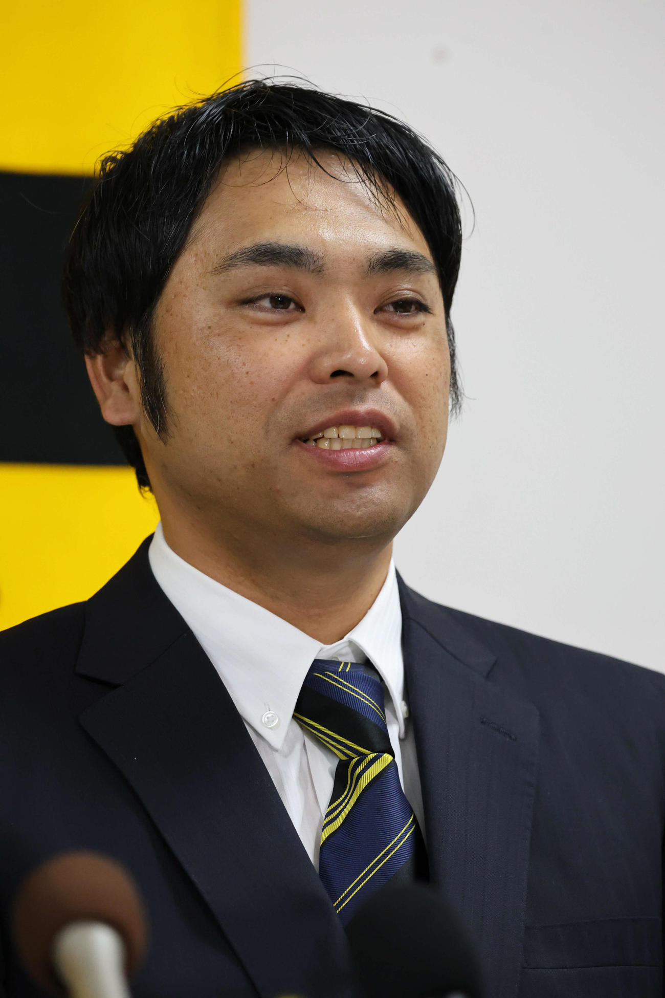 就任会見で桑原新投手コーチは抱負を語る（撮影・西尾就之）
