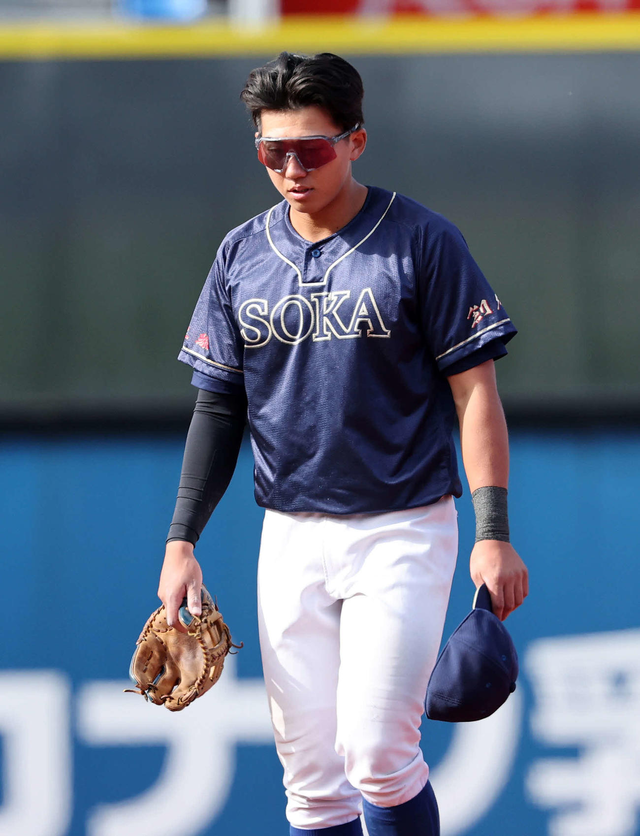 創価大対神奈川大　サヨナラ負けし整列に向かう創価大・立石（撮影・鈴木正人）