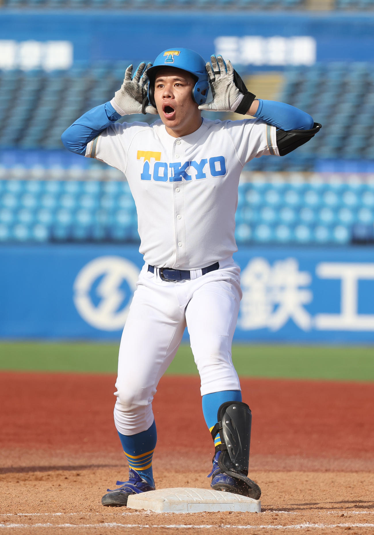 立大対東大、4回裏東大2死、スタンリーは右前安打を放ちポーズを決める（撮影・柴田隆二）