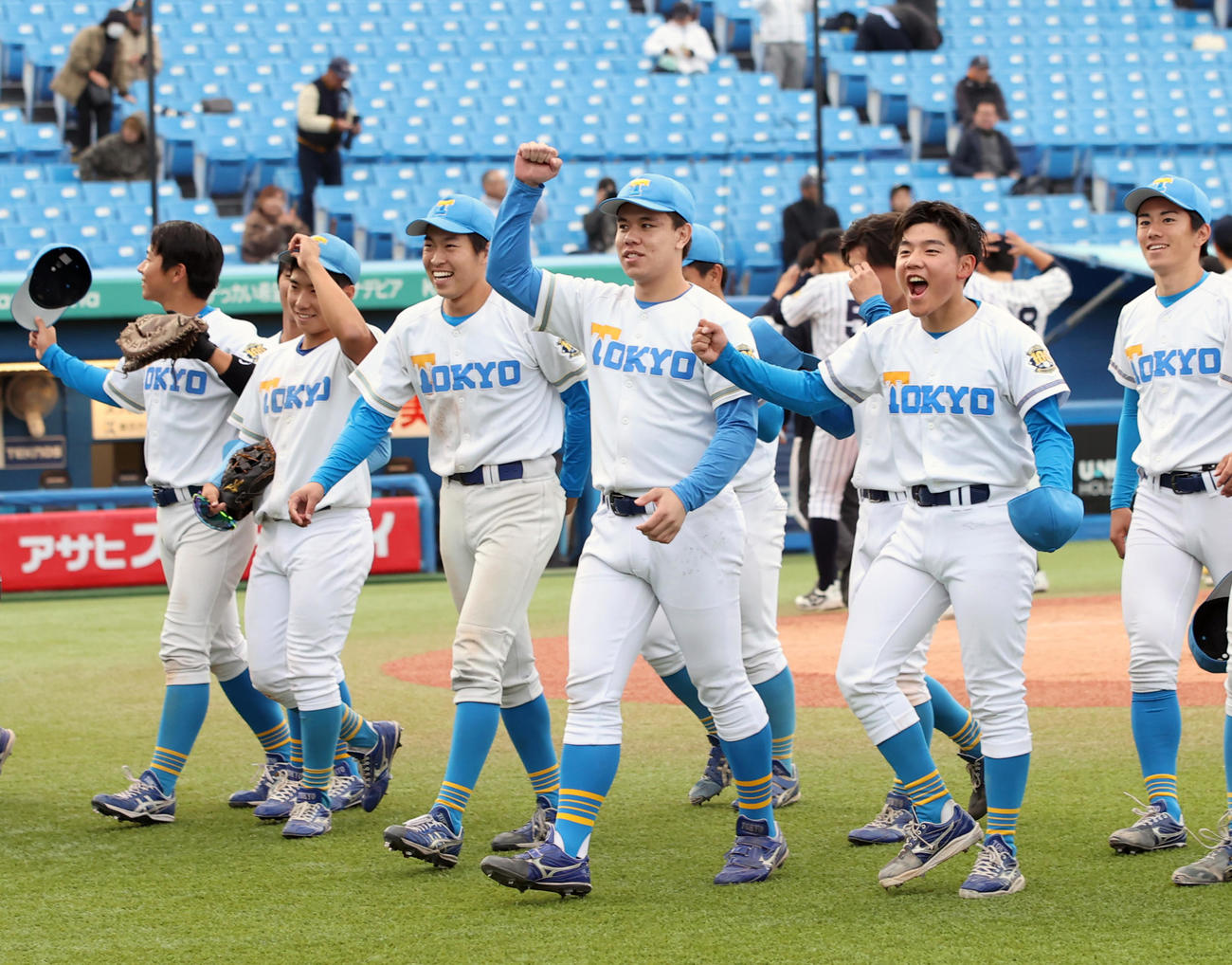 立大対東大、勝利し喜ぶ東大・スタンリー（左から4人目）らナイン（撮影・柴田隆二）