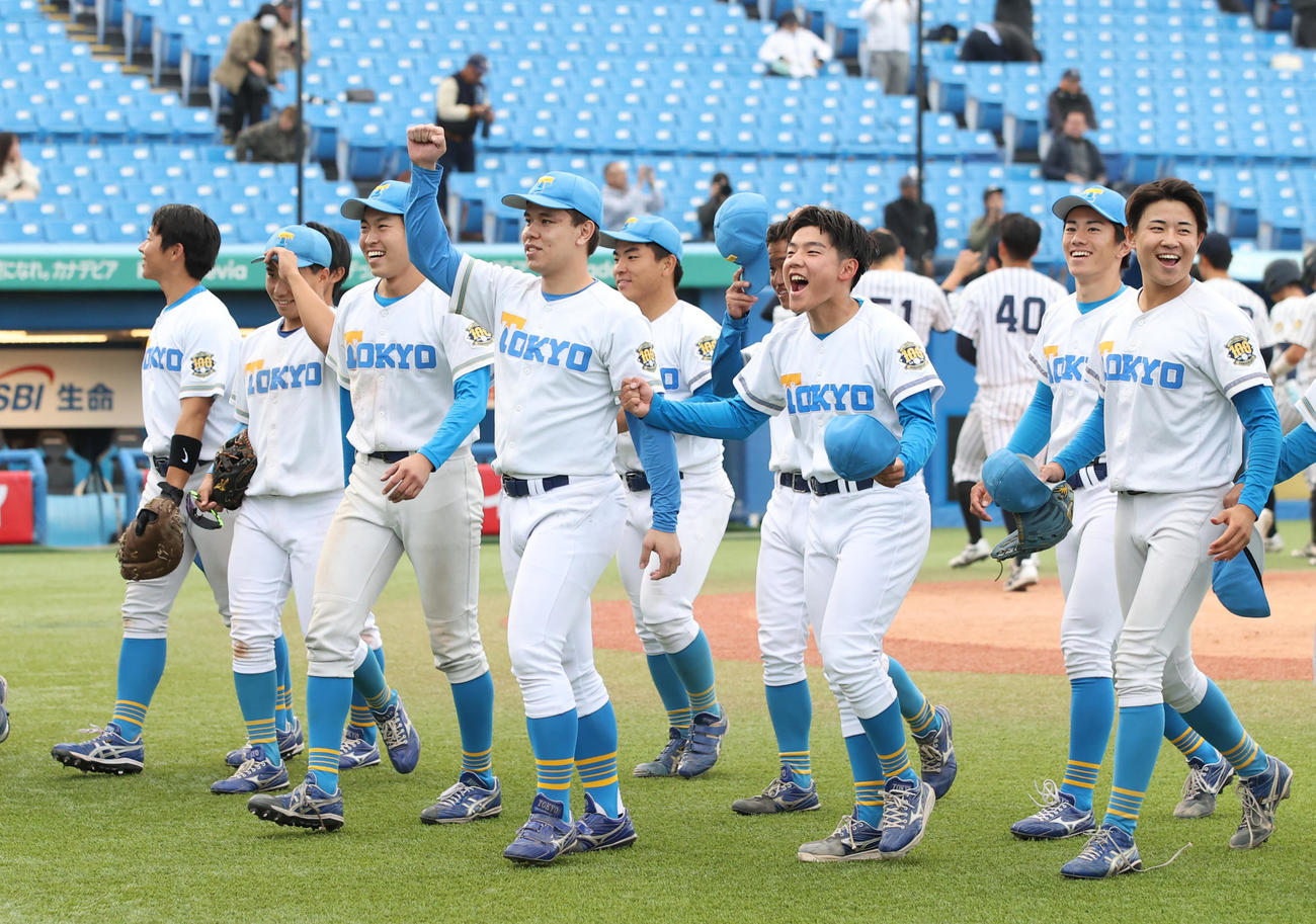 立大対東大、勝利し喜ぶ東大・スタンリー（左から4人目）らナイン（撮影・柴田隆二）