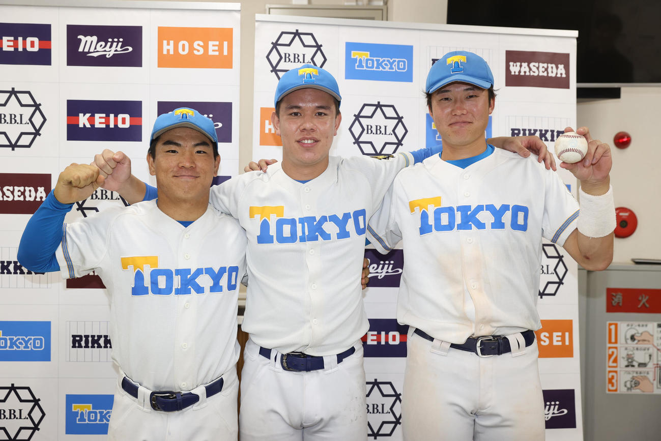 立大対東大、勝利しガッツポーズする、左から東大・横井、スタンリー、荒井慶（撮影・柴田隆二）