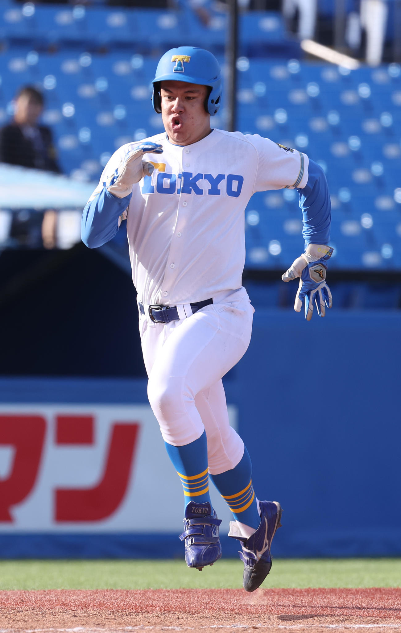 立大対東大、4回裏東大2死一塁、横井の中越え適時二塁打で一塁走者スタンリーが生還する（撮影・柴田隆二）